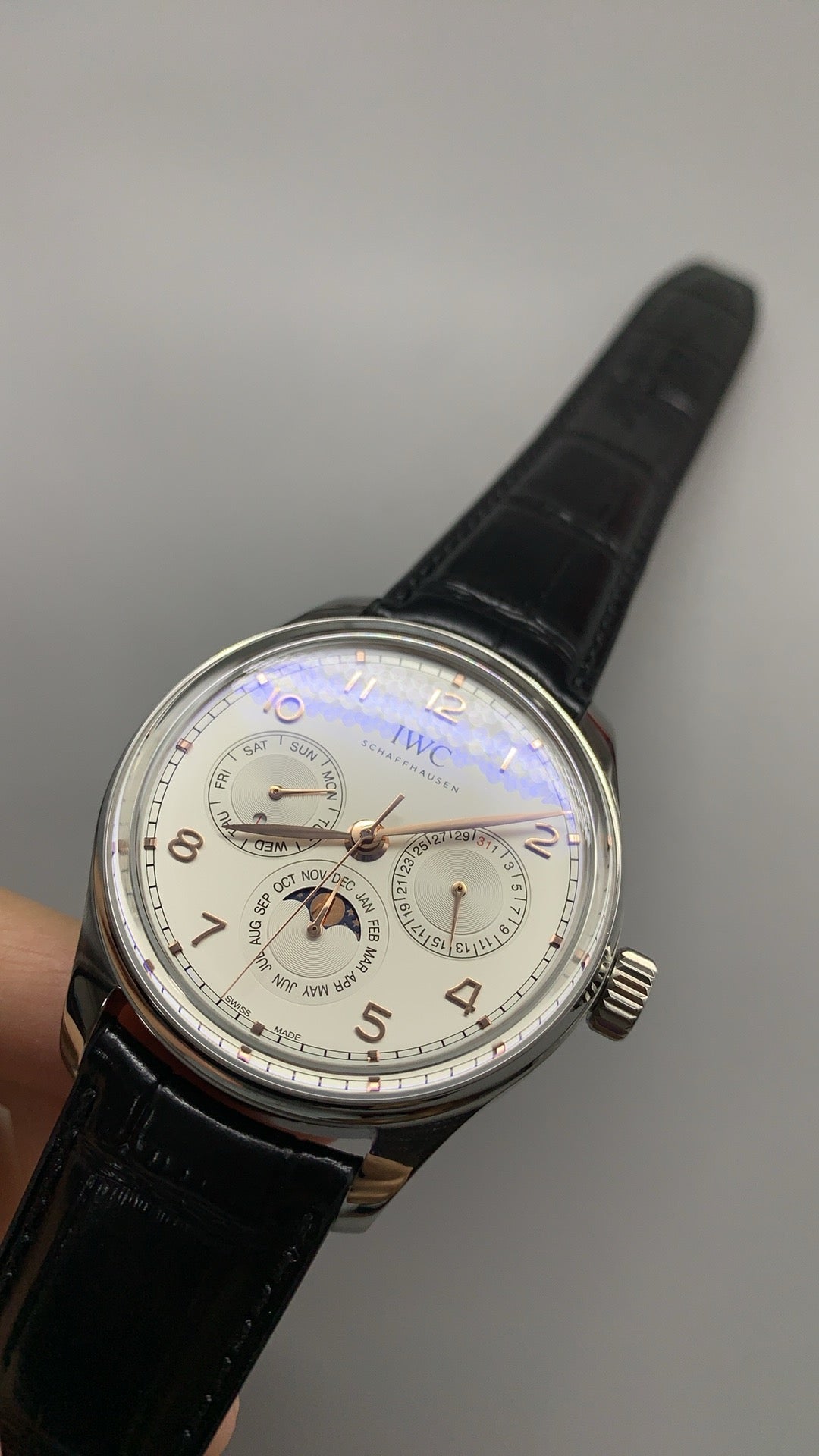 IWC Portugieser Perpetual Calendar 42 | 42MM | ตัวเรือนสแตนเลสสตีล | ฟังก์ชันปฏิทินถาวร | หน้าปัดสีขาว | สายหนังจระเข้สีดำ | กลไกอัตโนมัติ Cal.82650
