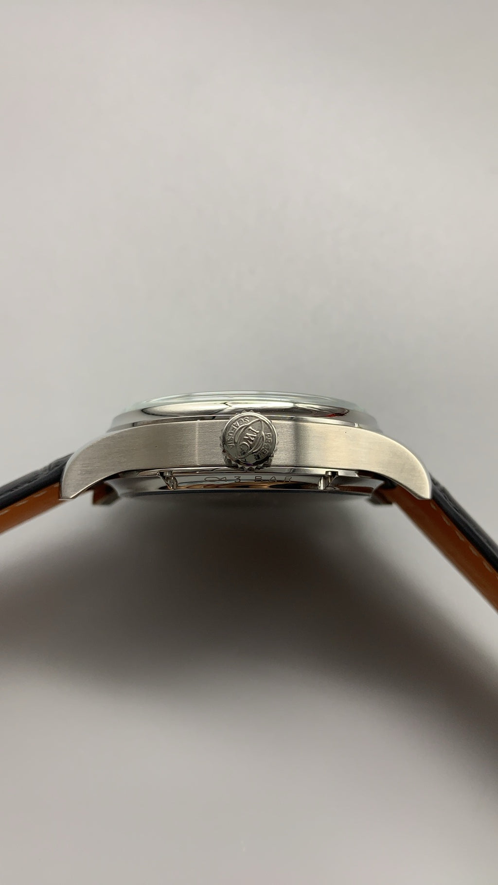 IWC Portugieser Perpetual Calendar 42 | 42MM | ตัวเรือนสแตนเลสสตีล | ฟังก์ชันปฏิทินถาวร | หน้าปัดสีขาว | สายหนังจระเข้สีดำ | กลไกอัตโนมัติ Cal.82650