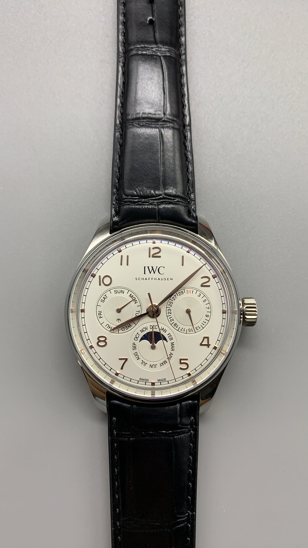 IWC Portugieser Perpetual Calendar 42 | 42MM | ตัวเรือนสแตนเลสสตีล | ฟังก์ชันปฏิทินถาวร | หน้าปัดสีขาว | สายหนังจระเข้สีดำ | กลไกอัตโนมัติ Cal.82650