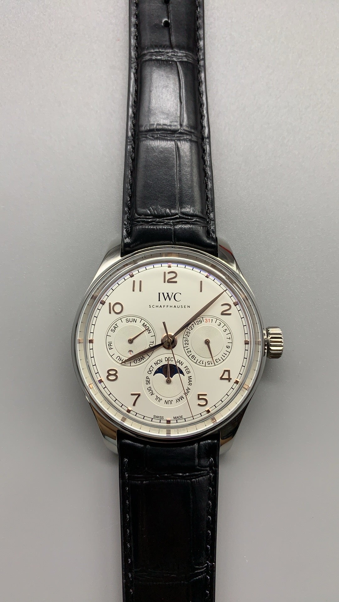 IWC Portugieser Perpetual Calendar 42 | 42MM | ตัวเรือนสแตนเลสสตีล | ฟังก์ชันปฏิทินถาวร | หน้าปัดสีขาว | สายหนังจระเข้สีดำ | กลไกอัตโนมัติ Cal.82650
