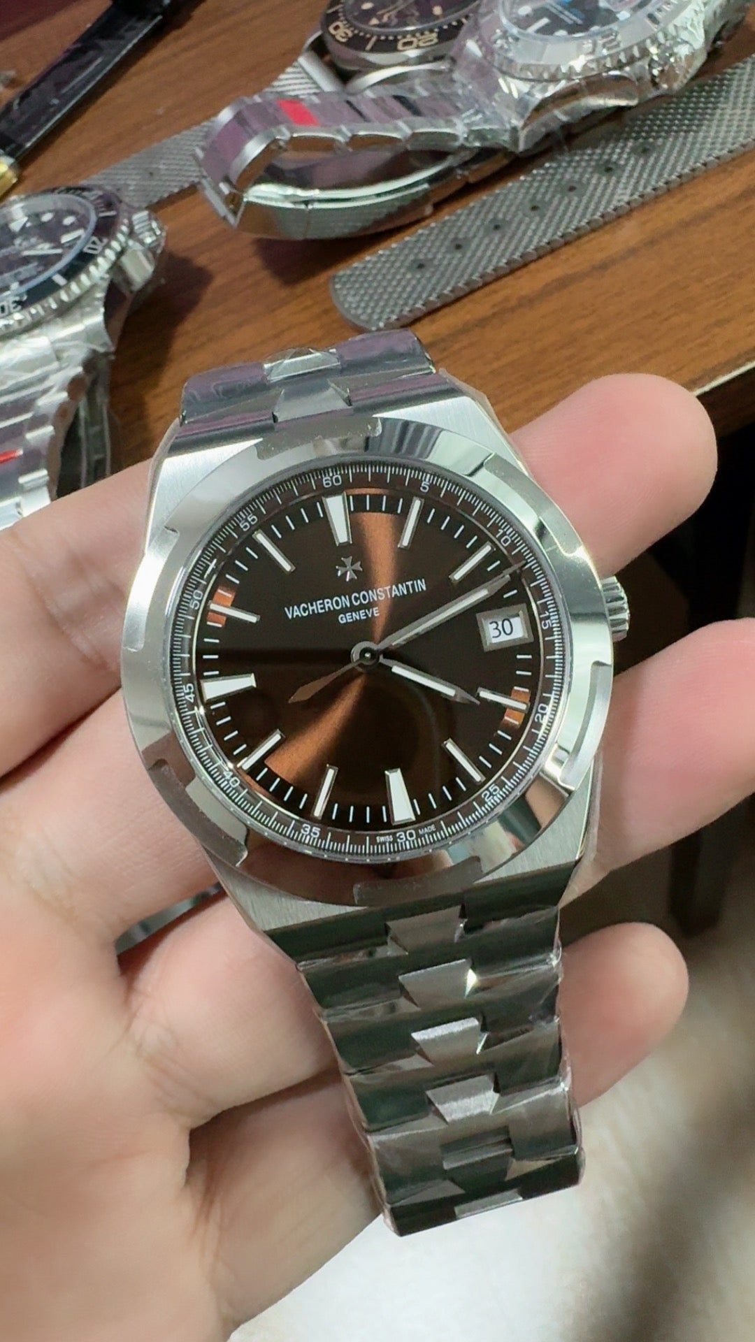 Vacheron Constantin Overseas 4500V | 41MM | ตัวเรือนสแตนเลสสตีล | หน้าปัดสีน้ำตาล | กลไกอัตโนมัติ Cal.5100