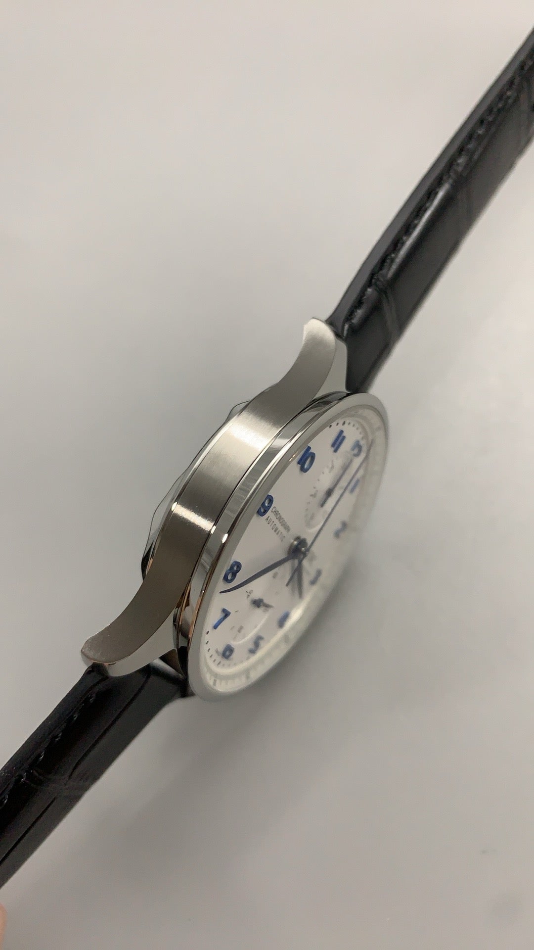 IWC Portugieser Chronograph | 41MM | ตัวเรือนสแตนเลสสตีล | ฟังก์ชันจับเวลา | หน้าปัดสีขาว | สายหนังจระเข้สีน้ำเงิน | กลไกอัตโนมัติ Cal.69355