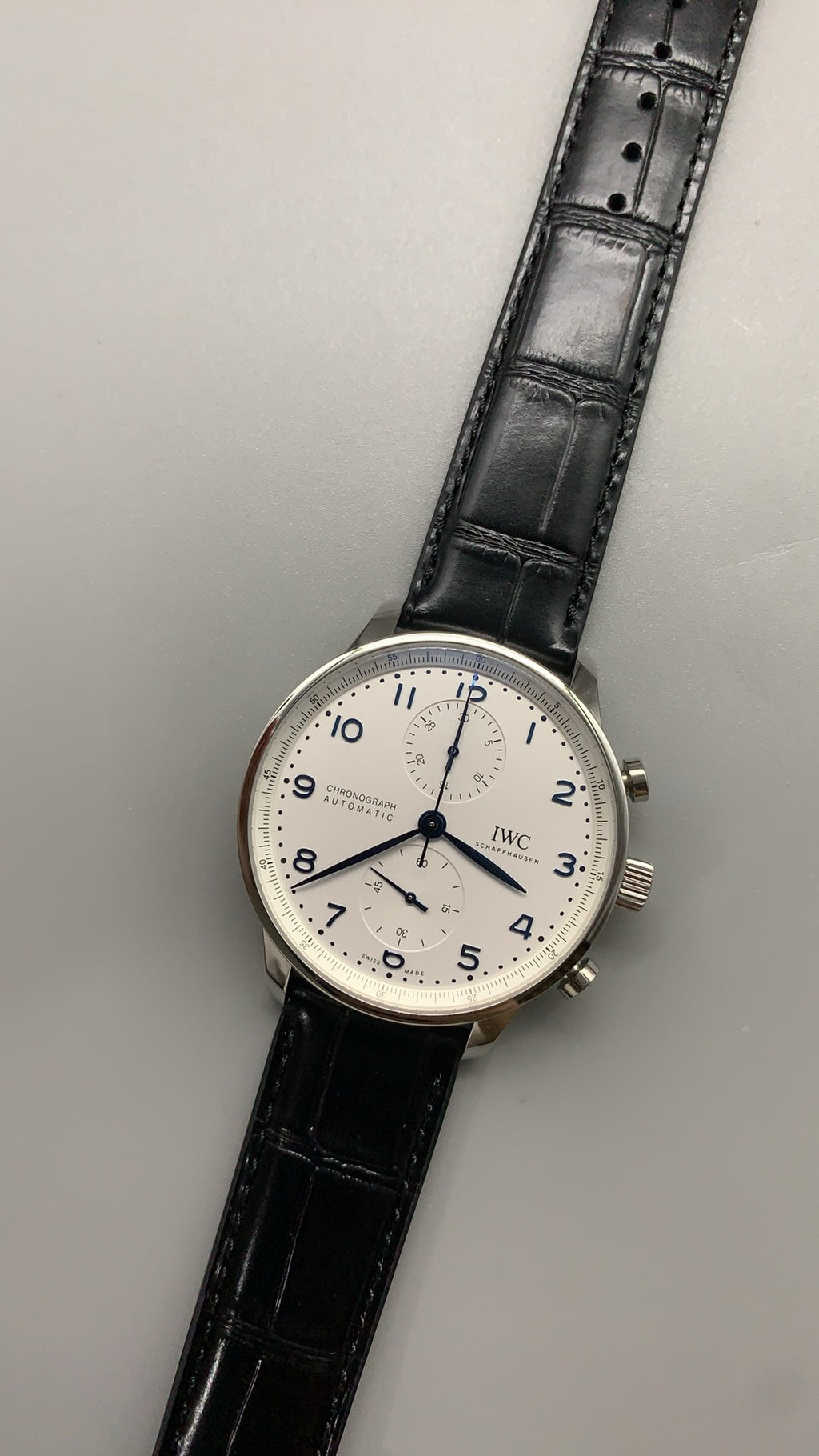 IWC Portugieser Chronograph | 41MM | ตัวเรือนสแตนเลสสตีล | ฟังก์ชันจับเวลา | หน้าปัดสีขาว | สายหนังจระเข้สีน้ำเงิน | กลไกอัตโนมัติ Cal.69355