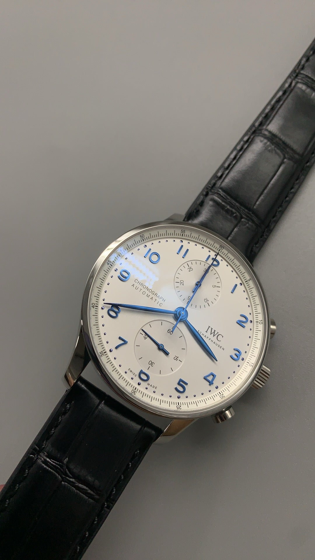 IWC Portugieser Chronograph | 41MM | ตัวเรือนสแตนเลสสตีล | ฟังก์ชันจับเวลา | หน้าปัดสีขาว | สายหนังจระเข้สีน้ำเงิน | กลไกอัตโนมัติ Cal.69355