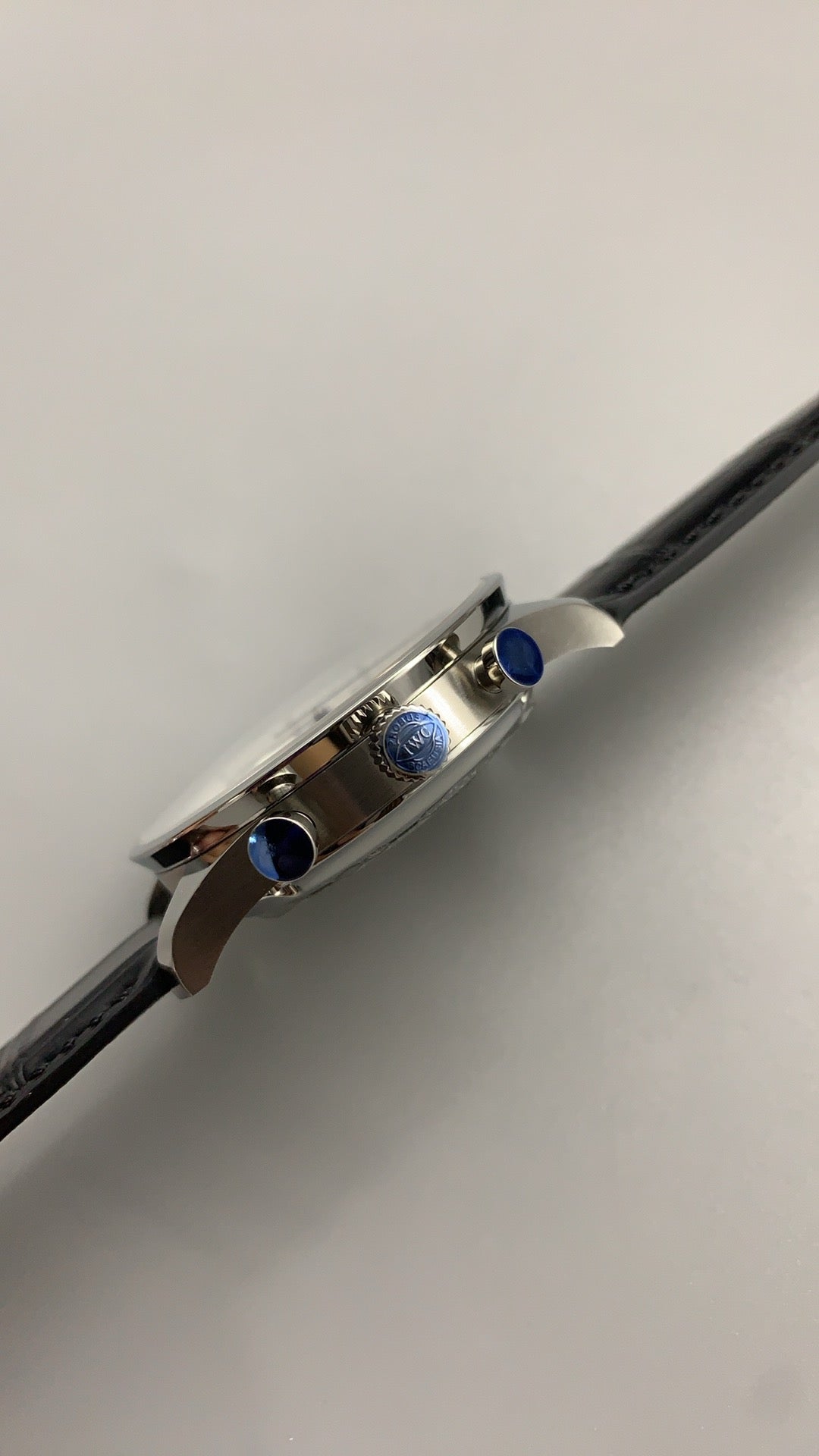 IWC Portugieser Chronograph | 41MM | ตัวเรือนสแตนเลสสตีล | ฟังก์ชันจับเวลา | หน้าปัดสีขาว | สายหนังจระเข้สีน้ำเงิน | กลไกอัตโนมัติ Cal.69355