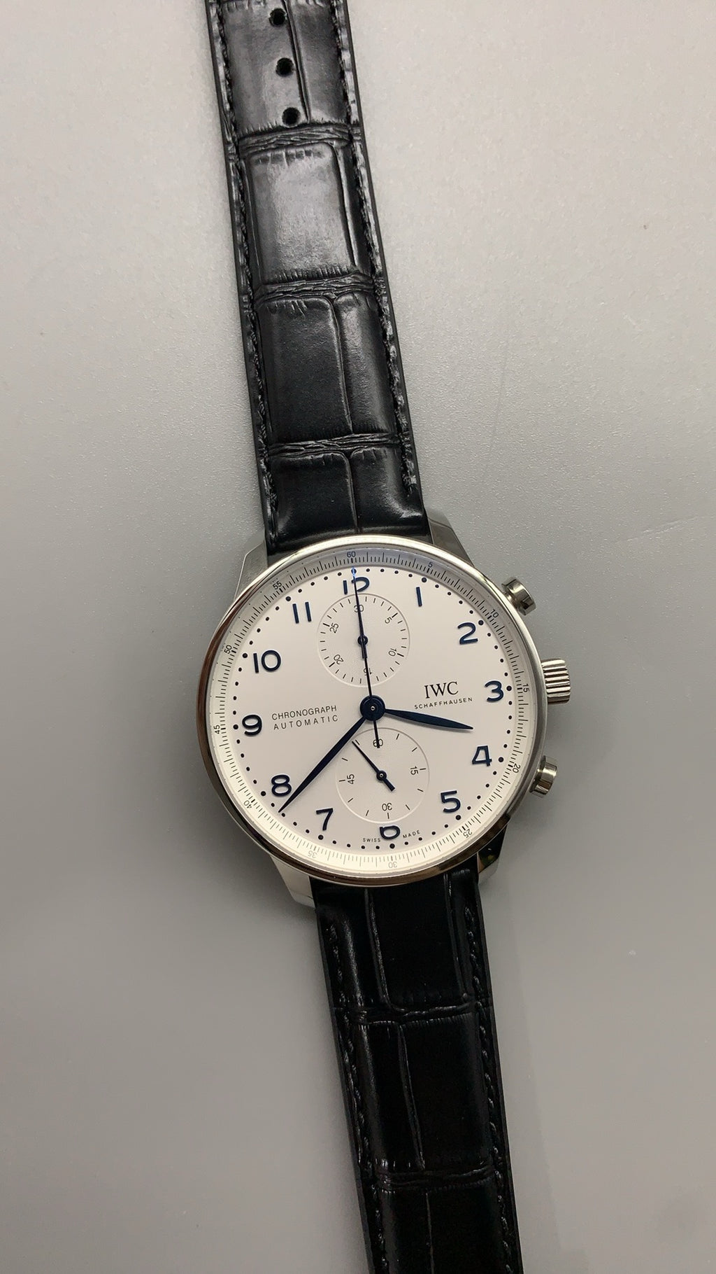 IWC Portugieser Chronograph | 41MM | ตัวเรือนสแตนเลสสตีล | ฟังก์ชันจับเวลา | หน้าปัดสีขาว | สายหนังจระเข้สีน้ำเงิน | กลไกอัตโนมัติ Cal.69355