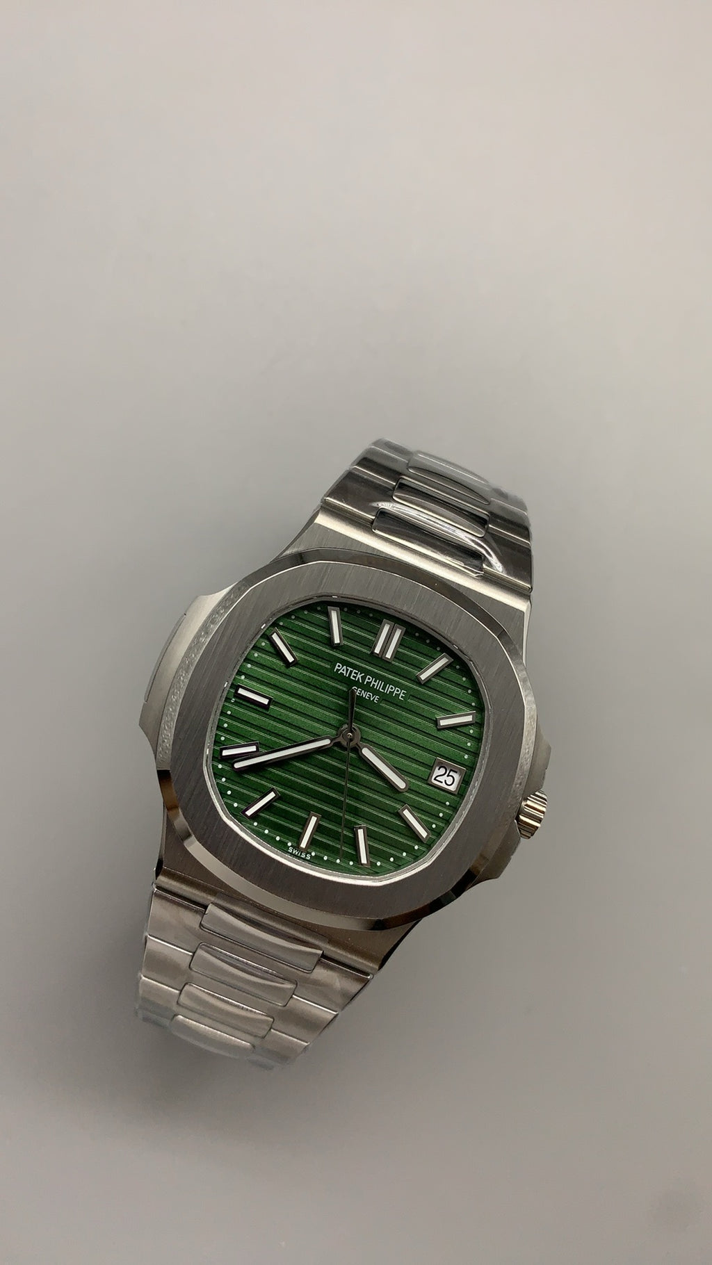 Patek Philippe Nautilus 5711 | 40MM | หน้าปัดสีเขียวลายริ้ว | กลไกอัตโนมัติ Cal.324 S C