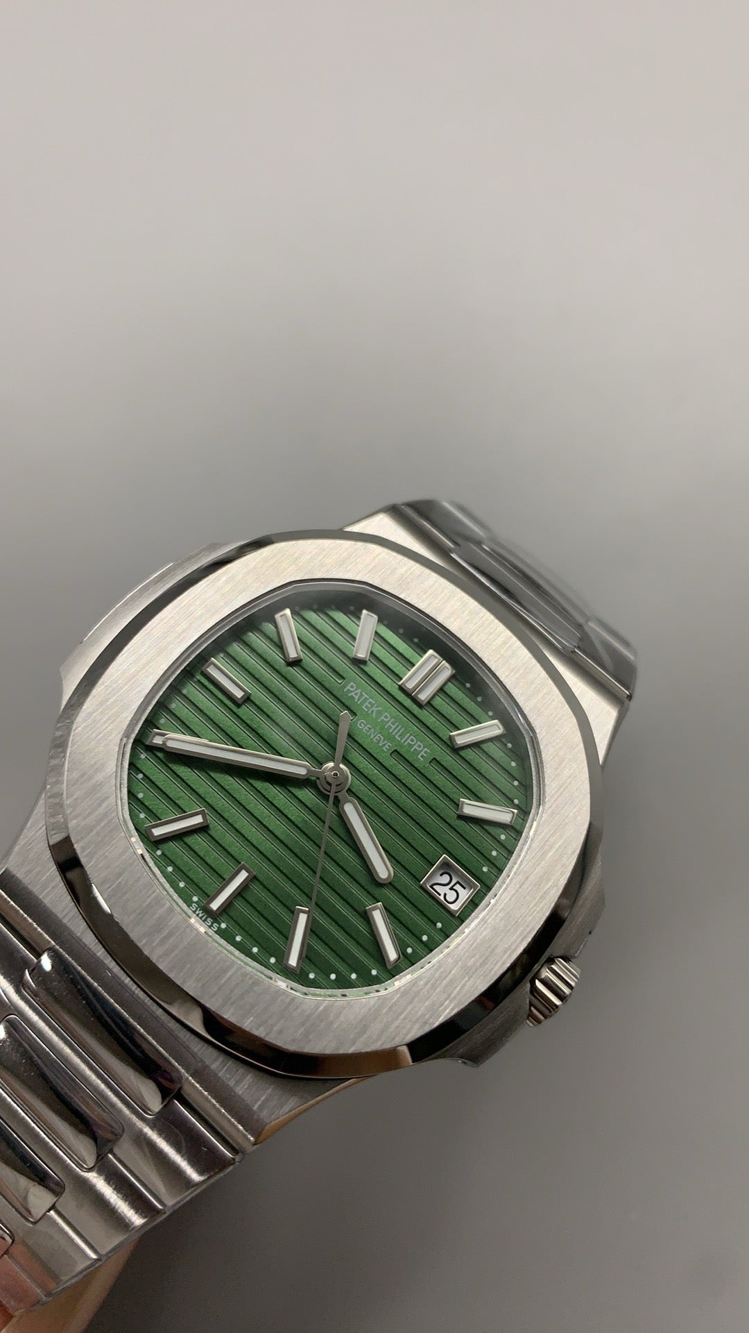 Patek Philippe Nautilus 5711 | 40MM | หน้าปัดสีเขียวลายริ้ว | กลไกอัตโนมัติ Cal.324 S C