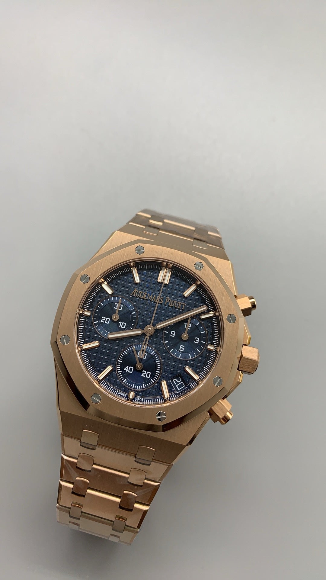 Audemars Piguet Royal Oak 26240 | 41MM | ตัวเรือนสแตนเลสสตีลเคลือบสีโรสโกลด์ PVD | หน้าปัดสีน้ำเงิน | จับเวลา Chronograph | กลไกอัตโนมัติ Cal.4401