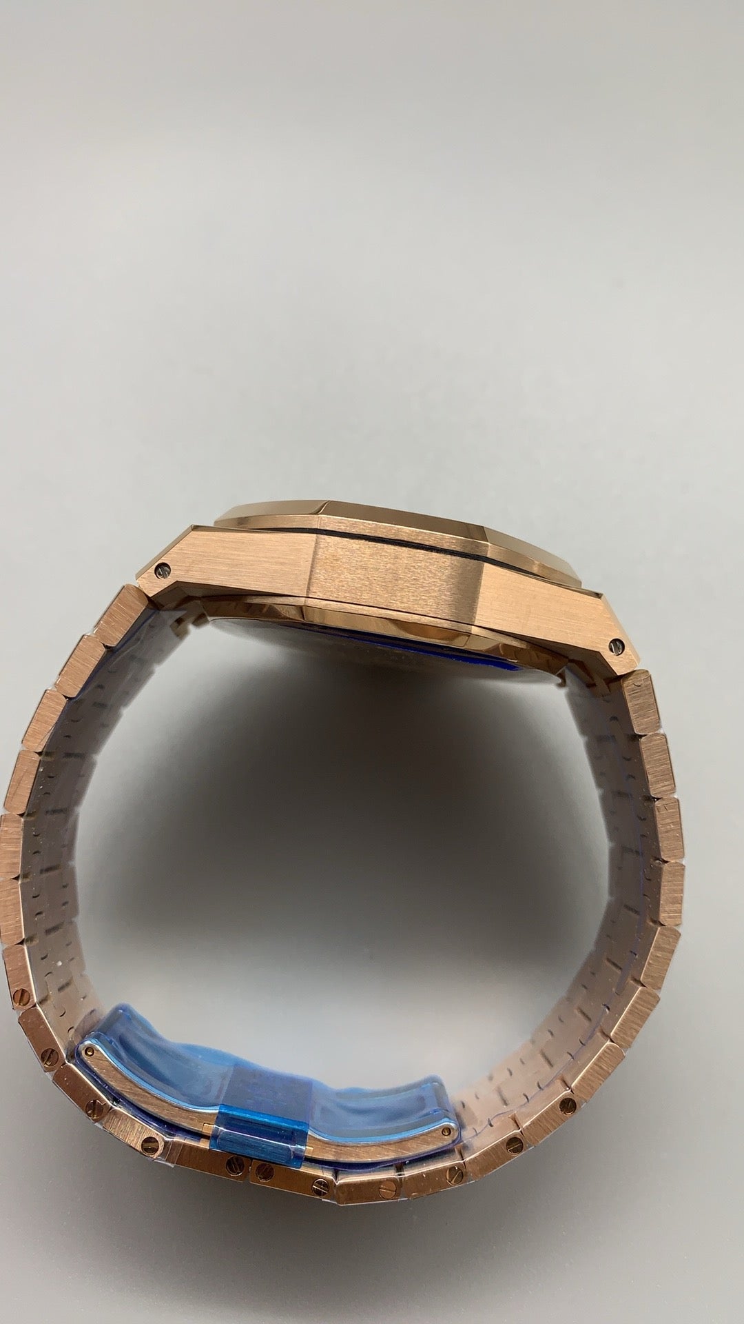 Audemars Piguet Royal Oak 26240 | 41MM | ตัวเรือนสแตนเลสสตีลเคลือบสีโรสโกลด์ PVD | หน้าปัดสีน้ำเงิน | จับเวลา Chronograph | กลไกอัตโนมัติ Cal.4401