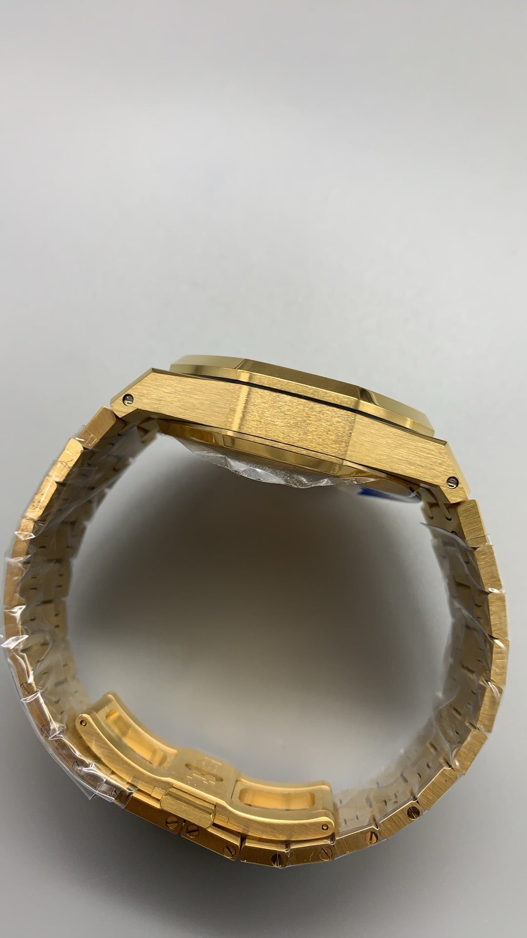 Audemars Piguet Royal Oak 26240 | 41MM | ตัวเรือนสแตนเลสสตีลเคลือบสีทองแบบ PVD | หน้าปัดสีดำไล่เฉดควันทอง (Smoked Black) | จับเวลา Chronograph | กลไกอัตโนมัติ Cal.4401