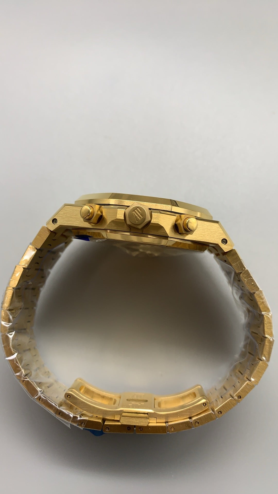 Audemars Piguet Royal Oak 26240 | 41MM | ตัวเรือนสแตนเลสสตีลเคลือบสีทองแบบ PVD | หน้าปัดสีดำไล่เฉดควันทอง (Smoked Black) | จับเวลา Chronograph | กลไกอัตโนมัติ Cal.4401