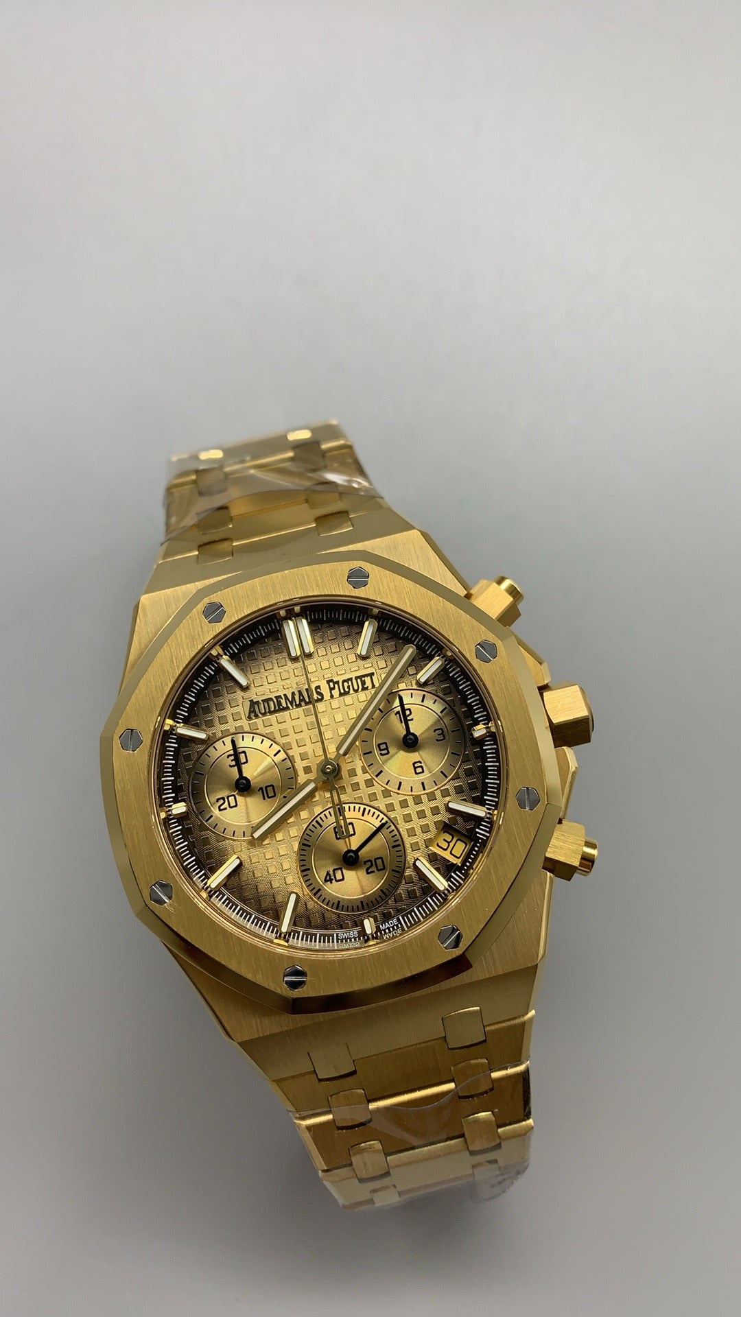 Audemars Piguet Royal Oak 26240 | 41MM | ตัวเรือนสแตนเลสสตีลเคลือบสีทองแบบ PVD | หน้าปัดสีดำไล่เฉดควันทอง (Smoked Black) | จับเวลา Chronograph | กลไกอัตโนมัติ Cal.4401
