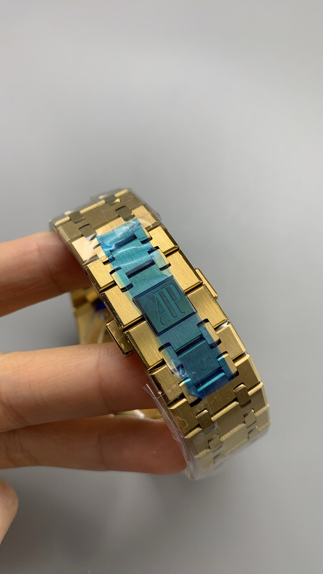 Audemars Piguet Royal Oak 26240 | 41MM | ตัวเรือนสแตนเลสสตีลเคลือบสีทองแบบ PVD | หน้าปัดสีดำไล่เฉดควันทอง (Smoked Black) | จับเวลา Chronograph | กลไกอัตโนมัติ Cal.4401