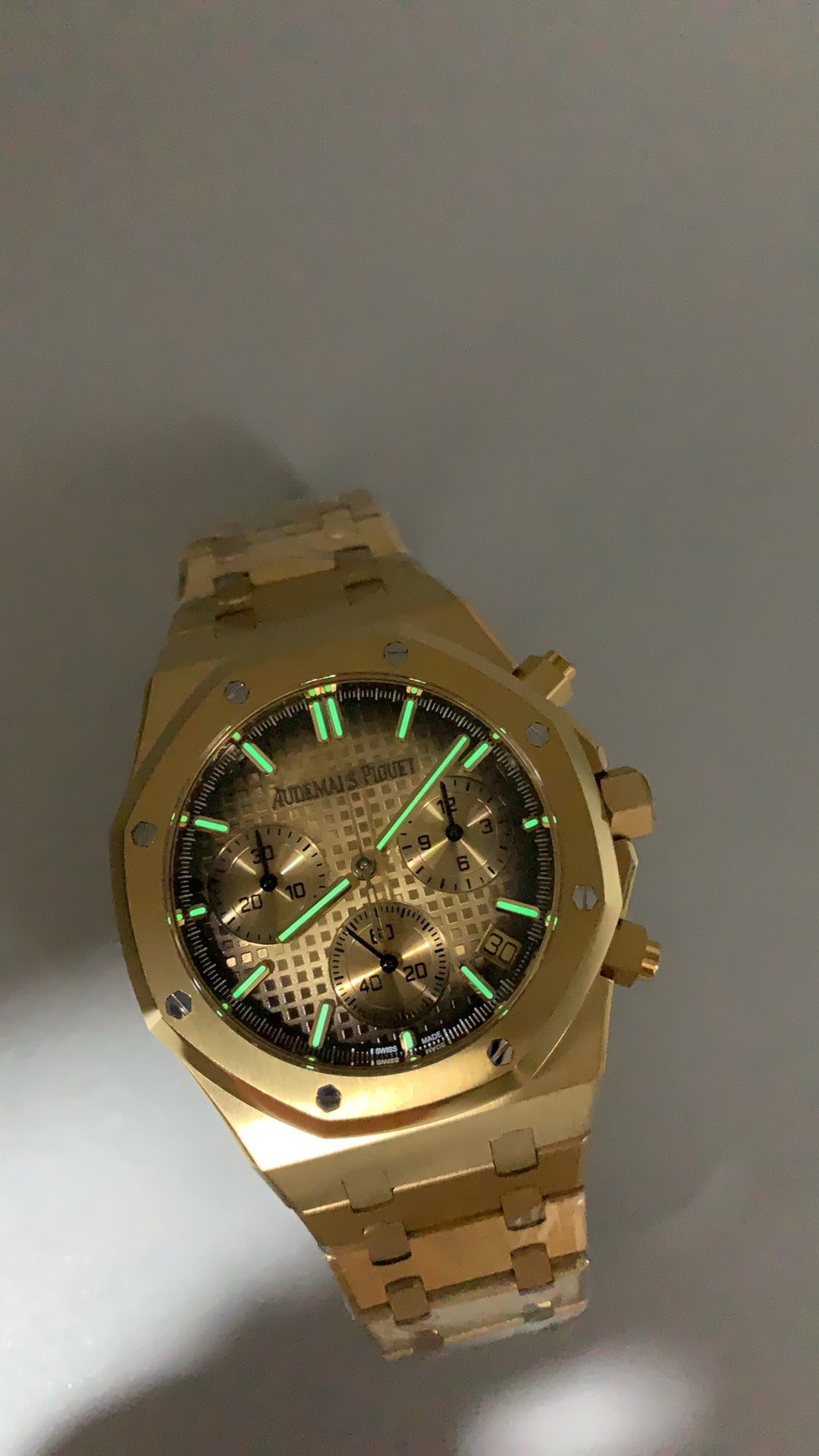 Audemars Piguet Royal Oak 26240 | 41MM | ตัวเรือนสแตนเลสสตีลเคลือบสีทองแบบ PVD | หน้าปัดสีดำไล่เฉดควันทอง (Smoked Black) | จับเวลา Chronograph | กลไกอัตโนมัติ Cal.4401