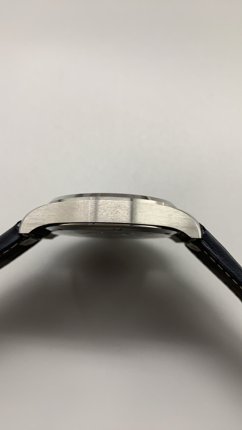 IWC Pilot's Watch Mark XX | 40MM | ตัวเรือนสแตนเลสสตีล | ฟังก์ชันวันที่ | หน้าปัดสีดำ | สายหนังวัวสีดำ | กลไกอัตโนมัติ Cal.32111