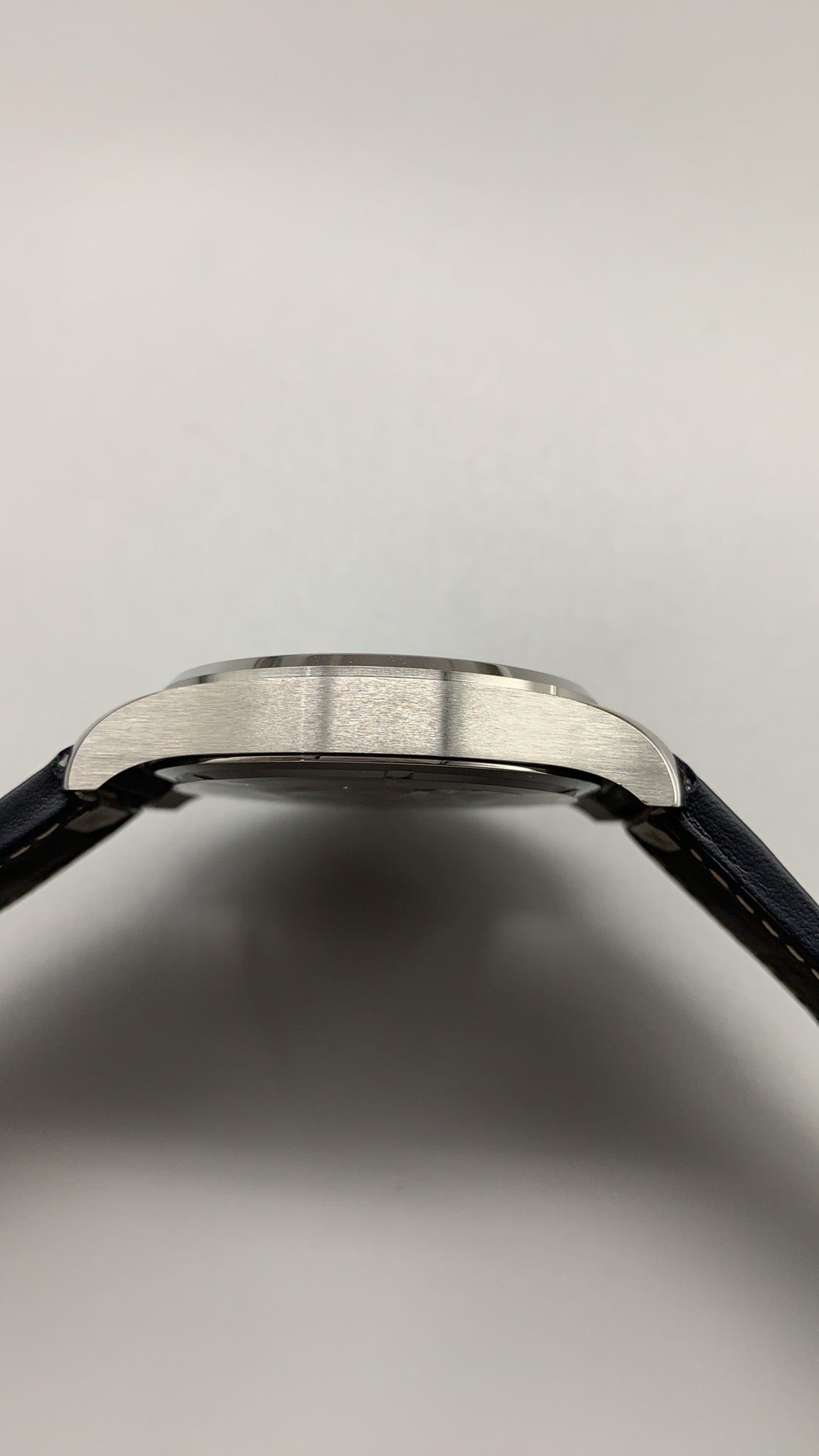 IWC Pilot's Watch Mark XX | 40MM | ตัวเรือนสแตนเลสสตีล | ฟังก์ชันวันที่ | หน้าปัดสีดำ | สายหนังวัวสีดำ | กลไกอัตโนมัติ Cal.32111