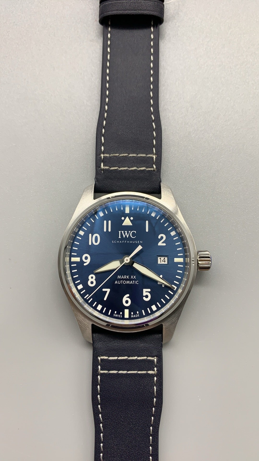 IWC Pilot's Watch Mark XX | 40MM | ตัวเรือนสแตนเลสสตีล | ฟังก์ชันวันที่ | หน้าปัดสีดำ | สายหนังวัวสีดำ | กลไกอัตโนมัติ Cal.32111