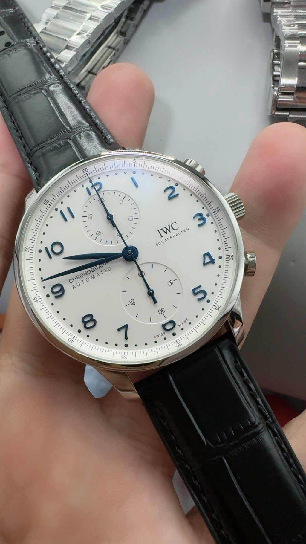 IWC Portugieser Chronograph | 41MM | ตัวเรือนสแตนเลสสตีล | ฟังก์ชันจับเวลา | หน้าปัดสีขาว | สายหนังจระเข้สีน้ำเงิน | กลไกอัตโนมัติ Cal.69355