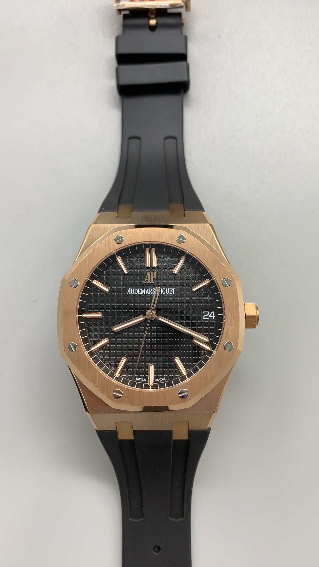 Audemars Piguet Royal Oak 15500 | 41MM | ตัวเรือนสแตนเลสสตีลเคลือบสีโรสโกลด์แบบ PVD | หน้าปัดสีดำ | สายยาง | กลไกอัตโนมัติ Cal.4302