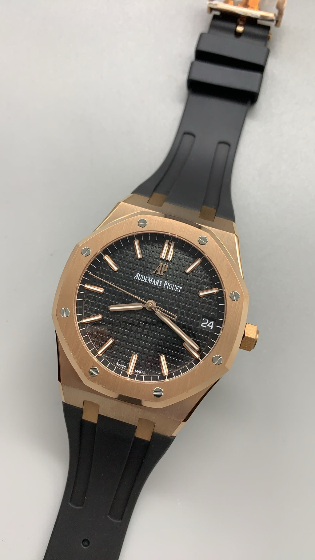Audemars Piguet Royal Oak 15500 | 41MM | ตัวเรือนสแตนเลสสตีลเคลือบสีโรสโกลด์แบบ PVD | หน้าปัดสีดำ | สายยาง | กลไกอัตโนมัติ Cal.4302