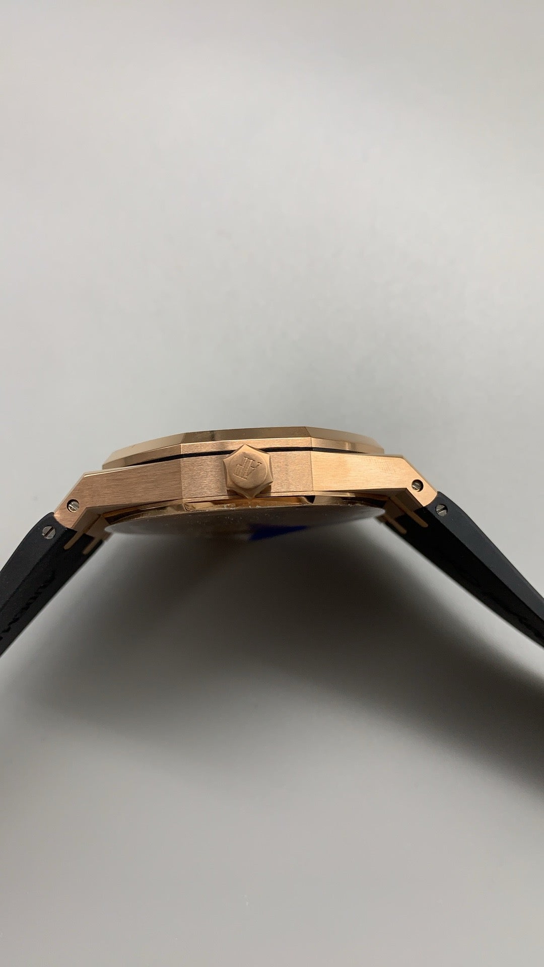 Audemars Piguet Royal Oak 15500 | 41MM | ตัวเรือนสแตนเลสสตีลเคลือบสีโรสโกลด์แบบ PVD | หน้าปัดสีดำ | สายยาง | กลไกอัตโนมัติ Cal.4302