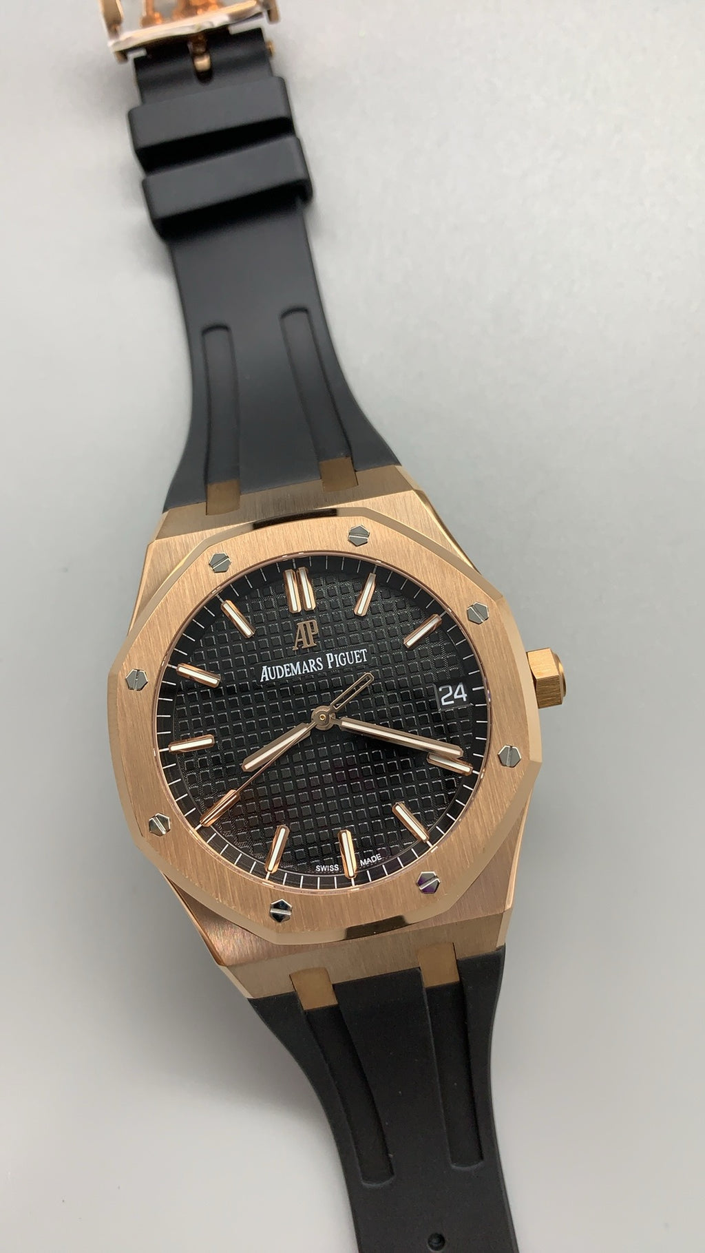 Audemars Piguet Royal Oak 15500 | 41MM | ตัวเรือนสแตนเลสสตีลเคลือบสีโรสโกลด์แบบ PVD | หน้าปัดสีดำ | สายยาง | กลไกอัตโนมัติ Cal.4302