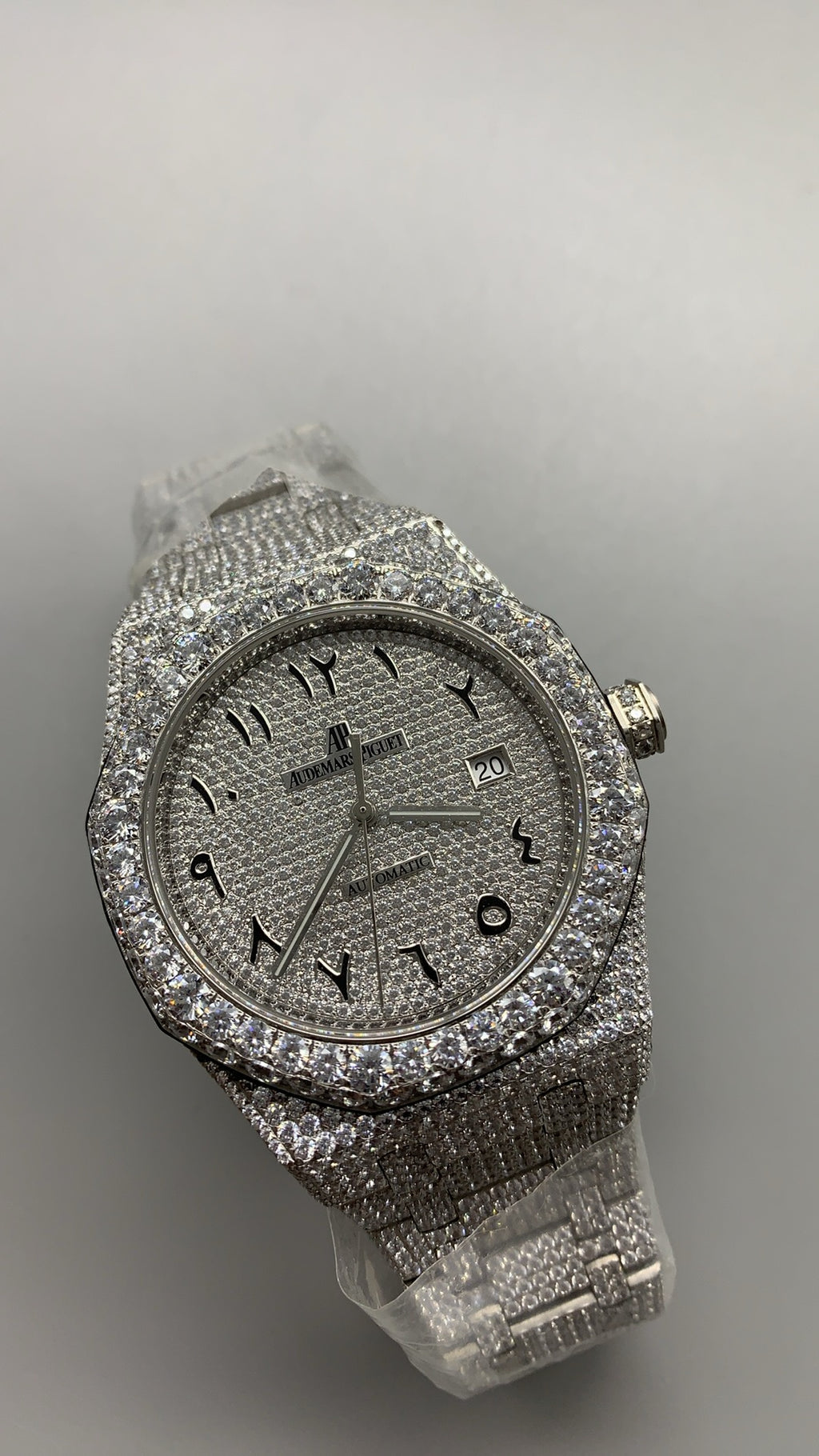 Audemars Piguet Royal Oak 15400 | 41MM | ตัวเรือนสแตนเลสสตีลประดับเพชรเต็มตัวเรือน (Full Iced Out) | หน้าปัดประดับเพชร | กลไกอัตโนมัติ Cal.3120