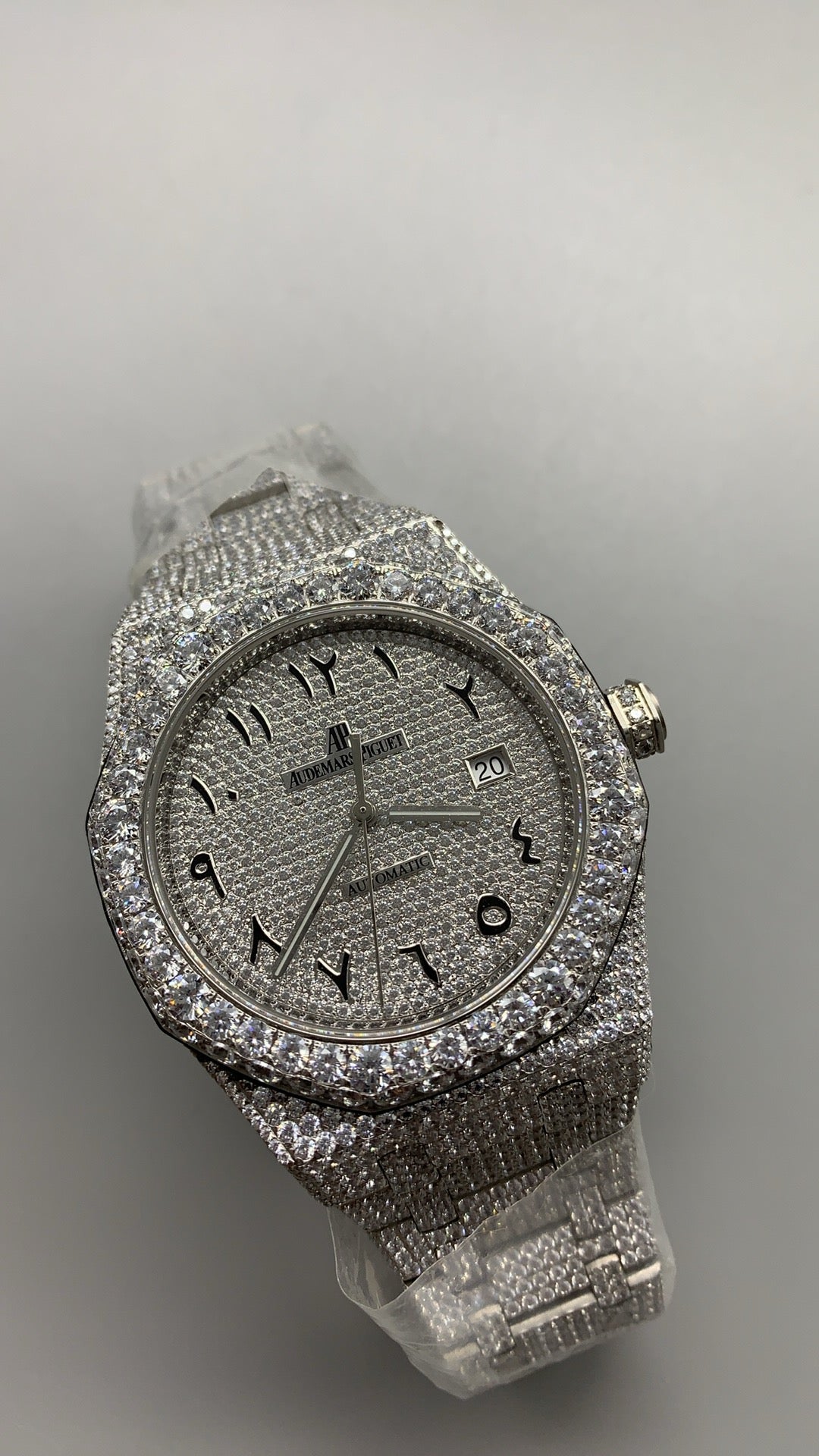 Audemars Piguet Royal Oak 15400 | 41MM | ตัวเรือนสแตนเลสสตีลประดับเพชรเต็มตัวเรือน (Full Iced Out) | หน้าปัดประดับเพชร | กลไกอัตโนมัติ Cal.3120