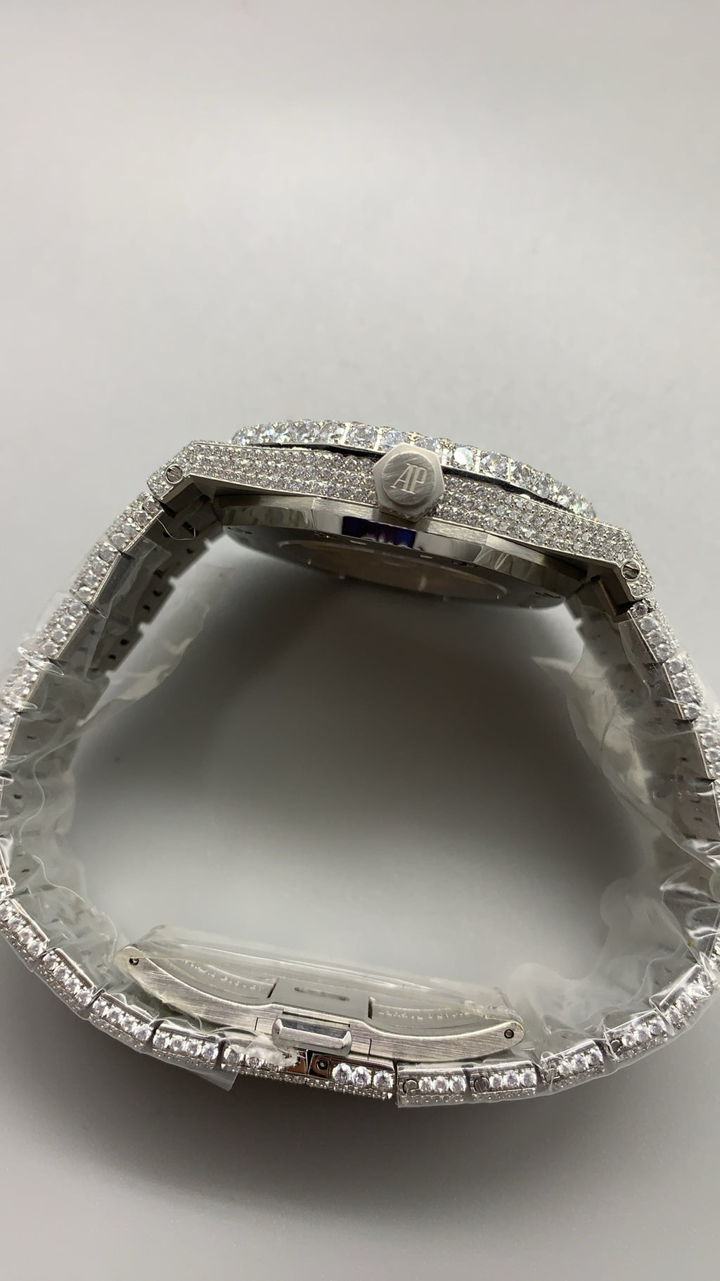 Audemars Piguet Royal Oak 15400 | 41MM | ตัวเรือนสแตนเลสสตีลประดับเพชรเต็มตัวเรือน (Full Iced Out) | หน้าปัดประดับเพชร | กลไกอัตโนมัติ Cal.3120