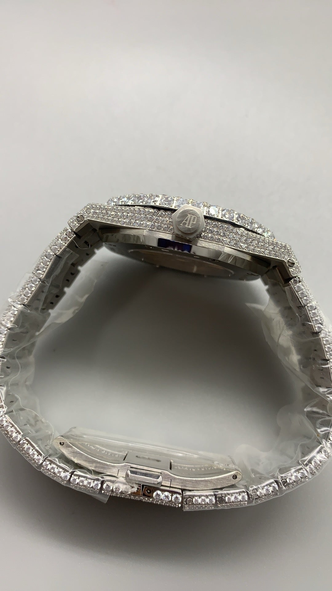 Audemars Piguet Royal Oak 15400 | 41MM | ตัวเรือนสแตนเลสสตีลประดับเพชรเต็มตัวเรือน (Full Iced Out) | หน้าปัดประดับเพชร | กลไกอัตโนมัติ Cal.3120