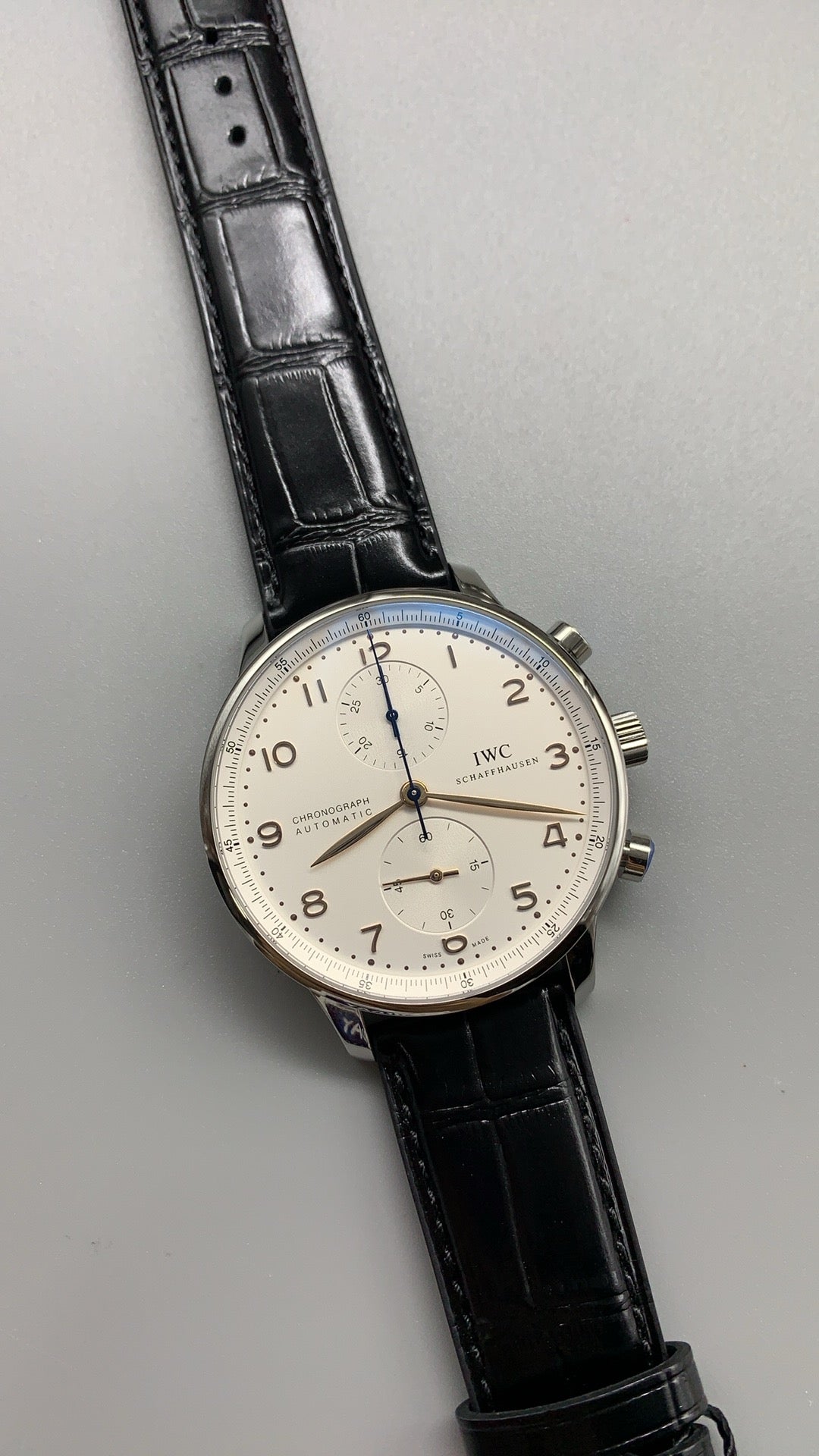 IWC Portugieser Chronograph | 41MM | ตัวเรือนสแตนเลสสตีล | ฟังก์ชันจับเวลา | หน้าปัดสีขาว | สายหนังจระเข้สีน้ำเงิน | กลไกอัตโนมัติ Cal.69355