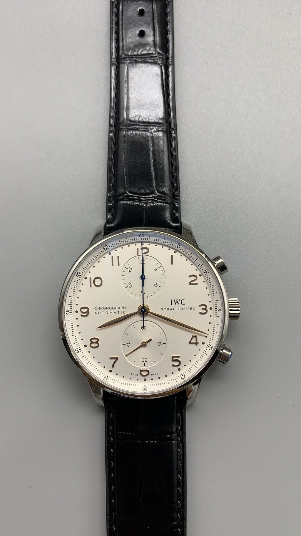 IWC Portugieser Chronograph | 41MM | ตัวเรือนสแตนเลสสตีล | ฟังก์ชันจับเวลา | หน้าปัดสีขาว | สายหนังจระเข้สีน้ำเงิน | กลไกอัตโนมัติ Cal.69355