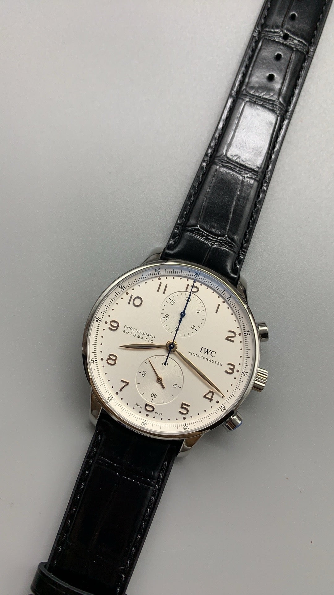 IWC Portugieser Chronograph | 41MM | ตัวเรือนสแตนเลสสตีล | ฟังก์ชันจับเวลา | หน้าปัดสีขาว | สายหนังจระเข้สีน้ำเงิน | กลไกอัตโนมัติ Cal.69355