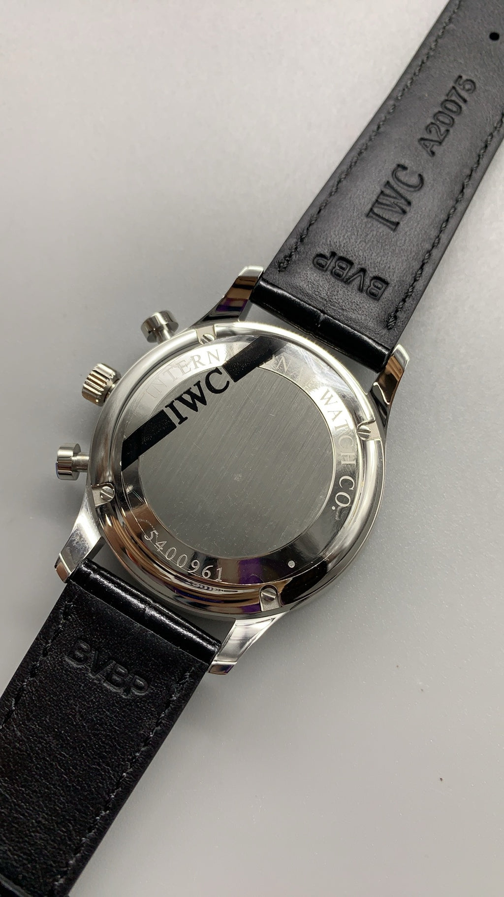 IWC Portugieser Chronograph | 41MM | ตัวเรือนสแตนเลสสตีล | ฟังก์ชันจับเวลา | หน้าปัดสีขาว | สายหนังจระเข้สีน้ำเงิน | กลไกอัตโนมัติ Cal.69355