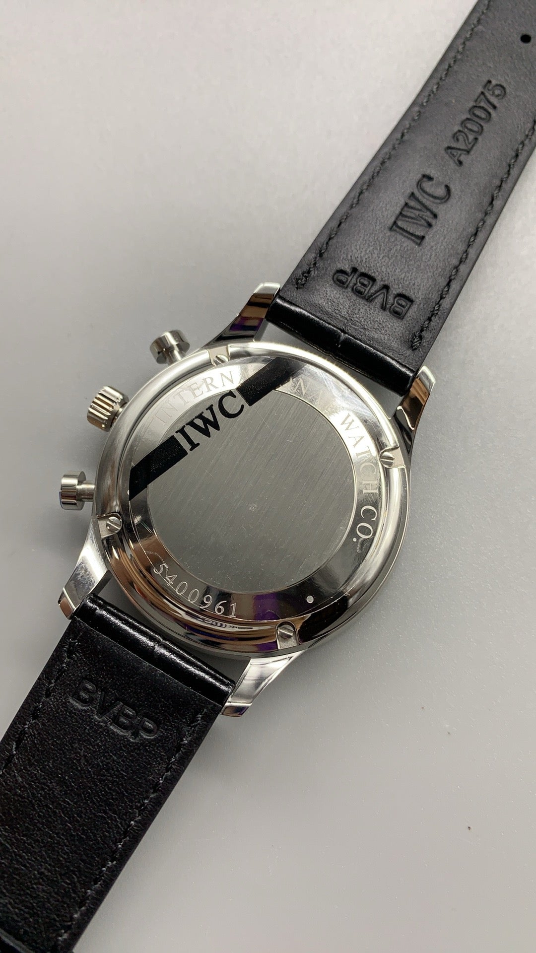 IWC Portugieser Chronograph | 41MM | ตัวเรือนสแตนเลสสตีล | ฟังก์ชันจับเวลา | หน้าปัดสีขาว | สายหนังจระเข้สีน้ำเงิน | กลไกอัตโนมัติ Cal.69355