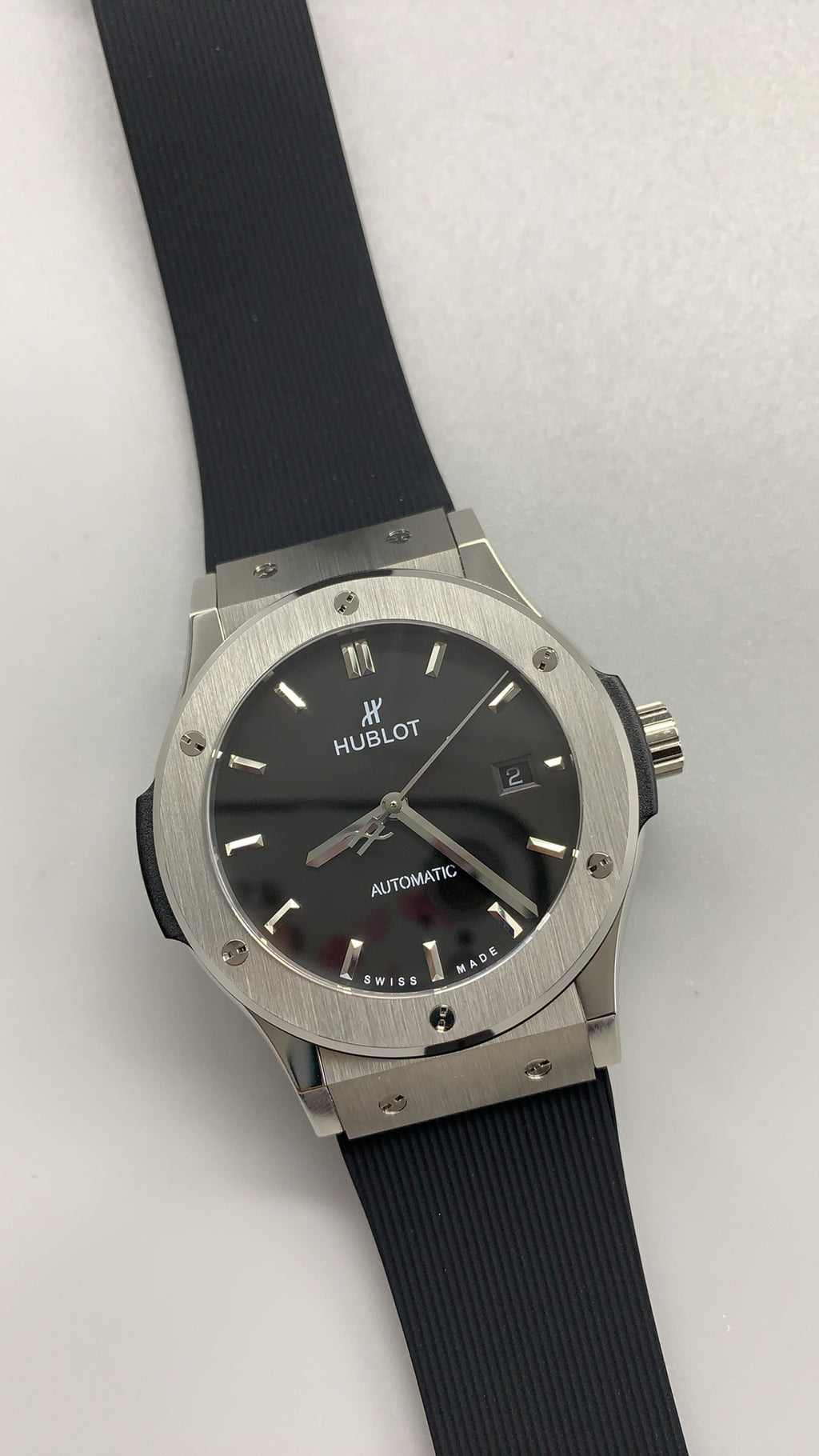 Hublot Classic Fusion | 42MM | ตัวเรือนไทเทเนียม/สแตนเลสสตีล | หน้าปัดสีดำเรียบหรู | กลไกอัตโนมัติ HUB1110