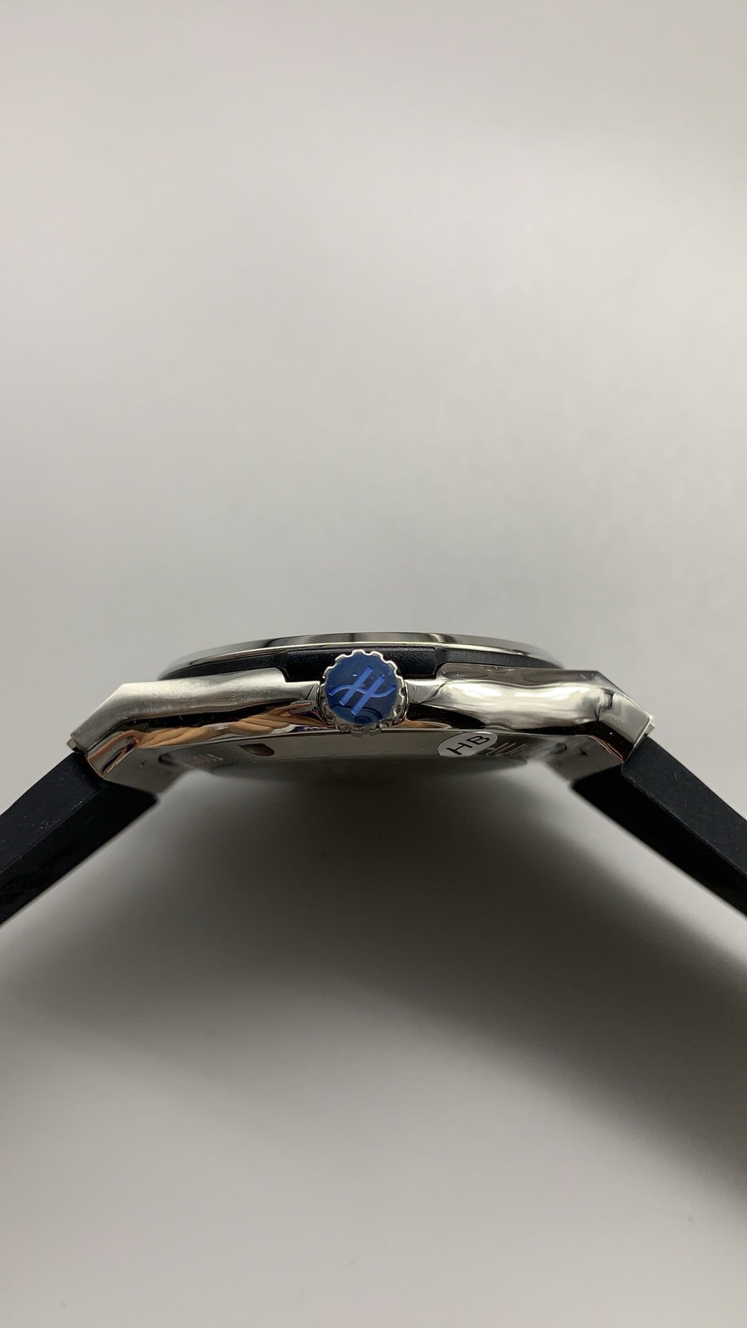 Hublot Classic Fusion | 42MM | ตัวเรือนไทเทเนียม/สแตนเลสสตีล | หน้าปัดสีดำเรียบหรู | กลไกอัตโนมัติ HUB1110