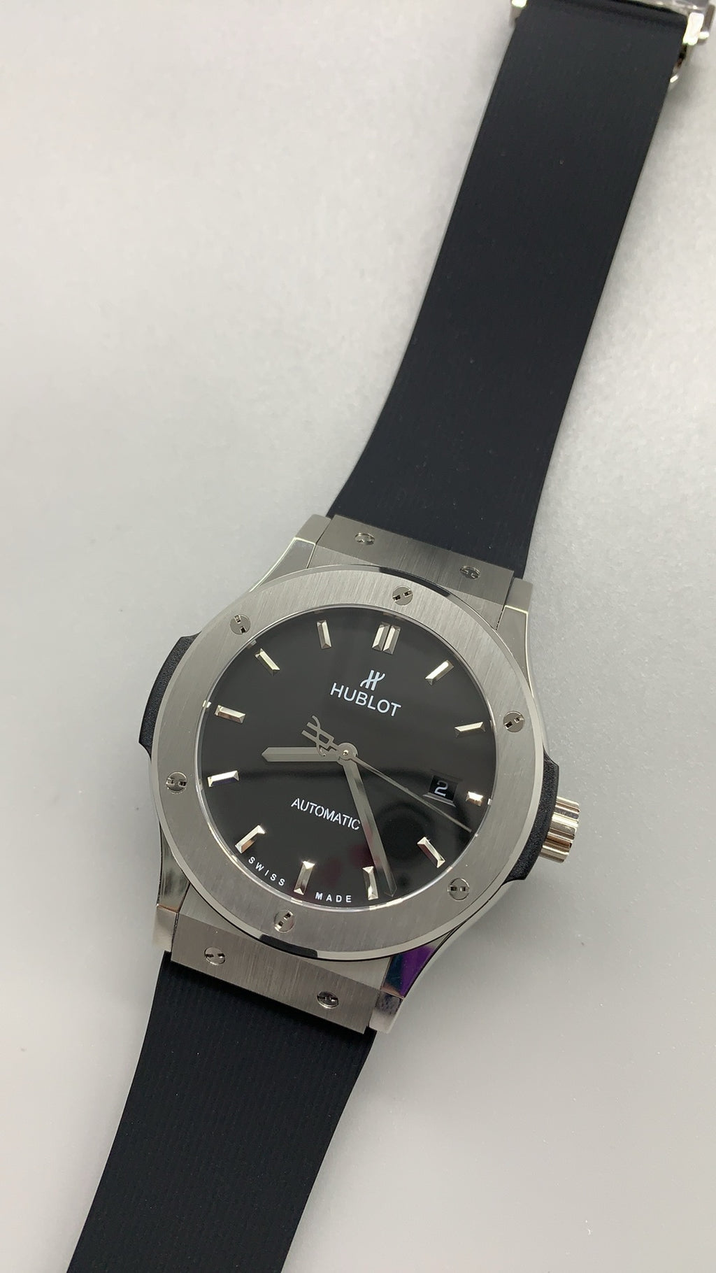 Hublot Classic Fusion | 42MM | ตัวเรือนไทเทเนียม/สแตนเลสสตีล | หน้าปัดสีดำเรียบหรู | กลไกอัตโนมัติ HUB1110