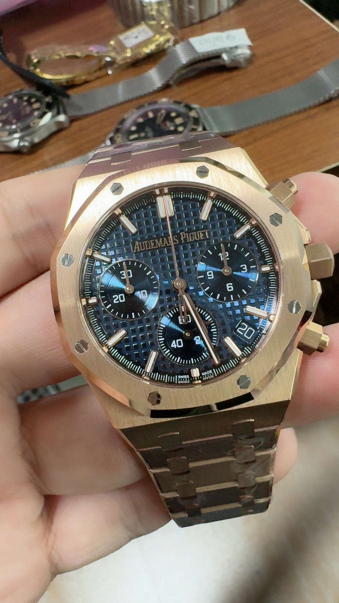 Audemars Piguet Royal Oak 26240 | 41MM | ตัวเรือนสแตนเลสสตีลเคลือบสีโรสโกลด์ PVD | หน้าปัดสีน้ำเงิน | จับเวลา Chronograph | กลไกอัตโนมัติ Cal.4401