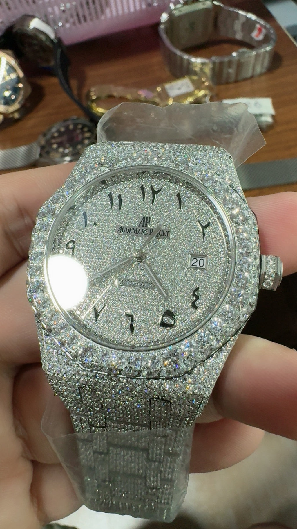 Audemars Piguet Royal Oak 15400 | 41MM | ตัวเรือนสแตนเลสสตีลประดับเพชรเต็มตัวเรือน (Full Iced Out) | หน้าปัดประดับเพชร | กลไกอัตโนมัติ Cal.3120