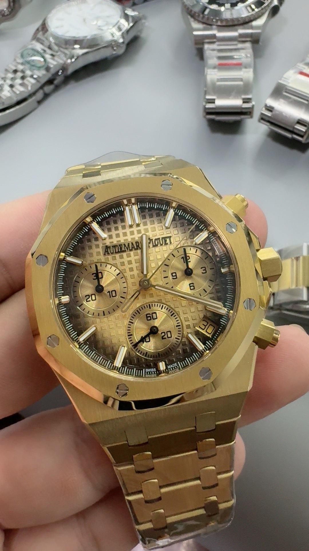 Audemars Piguet Royal Oak 26240 | 41MM | ตัวเรือนสแตนเลสสตีลเคลือบสีทองแบบ PVD | หน้าปัดสีดำไล่เฉดควันทอง (Smoked Black) | จับเวลา Chronograph | กลไกอัตโนมัติ Cal.4401
