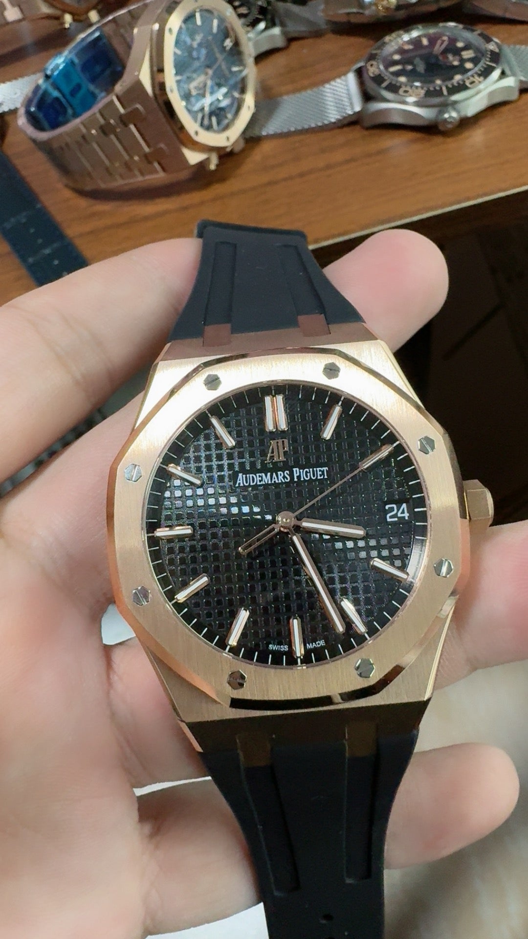 Audemars Piguet Royal Oak 15500 | 41MM | ตัวเรือนสแตนเลสสตีลเคลือบสีโรสโกลด์แบบ PVD | หน้าปัดสีดำ | สายยาง | กลไกอัตโนมัติ Cal.4302