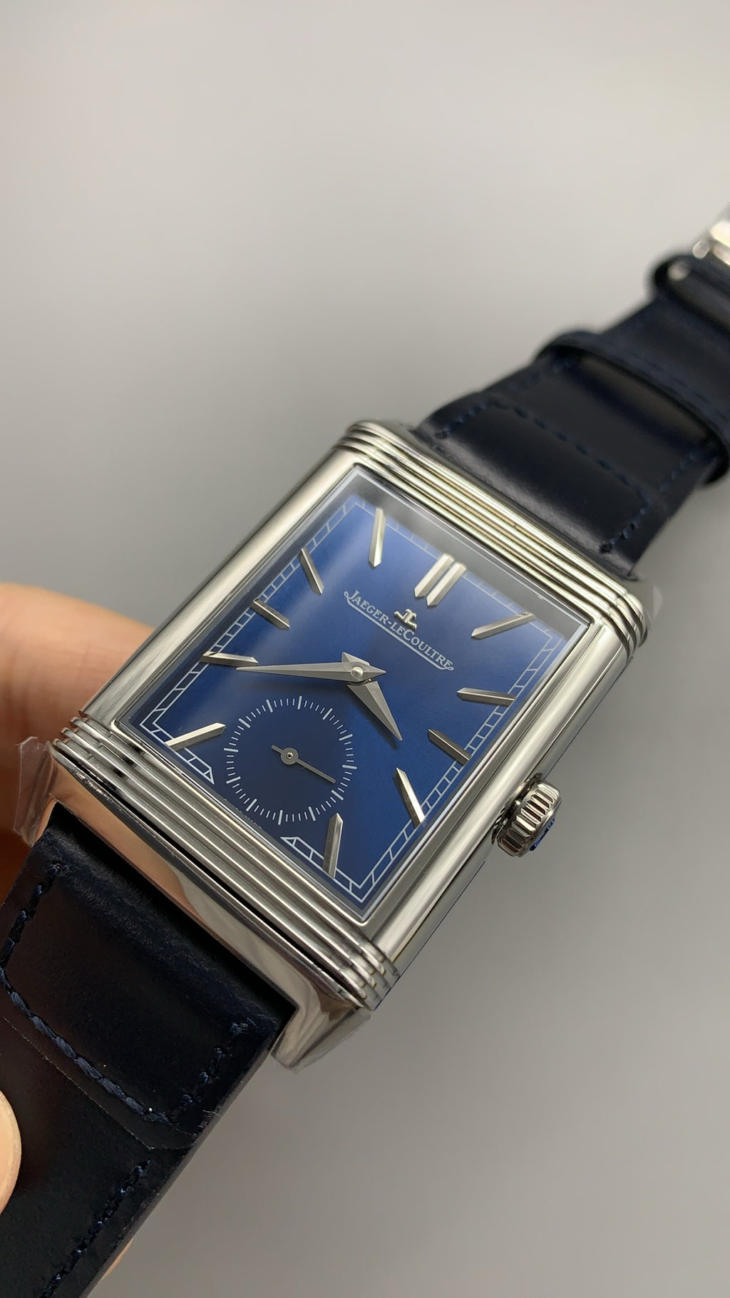 Jaeger-LeCoultre Reverso Classic Small Seconds | 45.6×27.4MM | ตัวเรือนสแตนเลสสตีล | กลไกไขลาน | หน้าปัดสีน้ำเงิน | สายหนังจระเข้สีน้ำเงิน | ฟังก์ชันวินาทีขนาดเล็ก