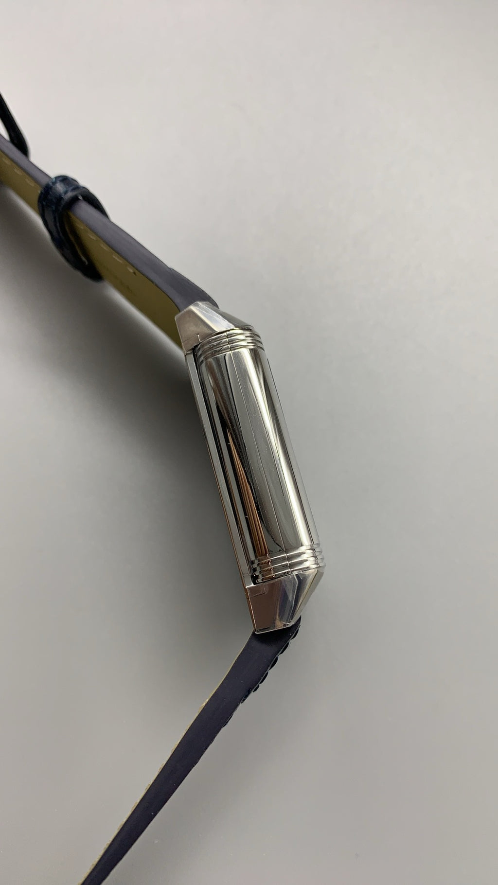 Jaeger-LeCoultre Reverso Classic Small Seconds | 45.6×27.4MM | ตัวเรือนสแตนเลสสตีล | กลไกไขลาน | หน้าปัดสีน้ำเงิน | สายหนังจระเข้สีน้ำเงิน | ฟังก์ชันวินาทีขนาดเล็ก