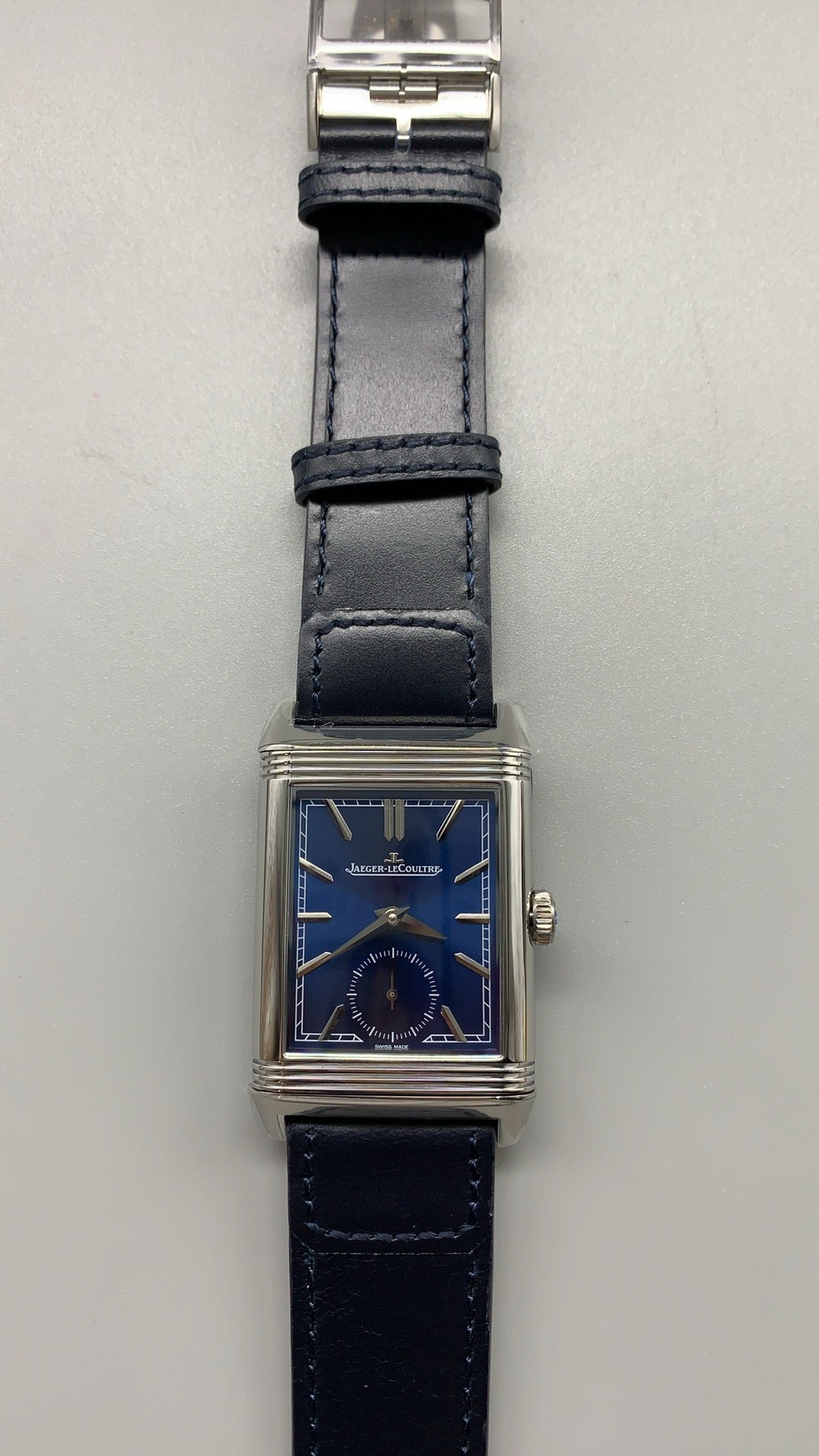 Jaeger-LeCoultre Reverso Classic Small Seconds | 45.6×27.4MM | ตัวเรือนสแตนเลสสตีล | กลไกไขลาน | หน้าปัดสีน้ำเงิน | สายหนังจระเข้สีน้ำเงิน | ฟังก์ชันวินาทีขนาดเล็ก