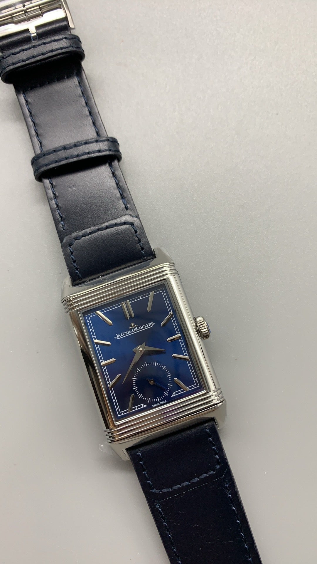 Jaeger-LeCoultre Reverso Classic Small Seconds | 45.6×27.4MM | ตัวเรือนสแตนเลสสตีล | กลไกไขลาน | หน้าปัดสีน้ำเงิน | สายหนังจระเข้สีน้ำเงิน | ฟังก์ชันวินาทีขนาดเล็ก
