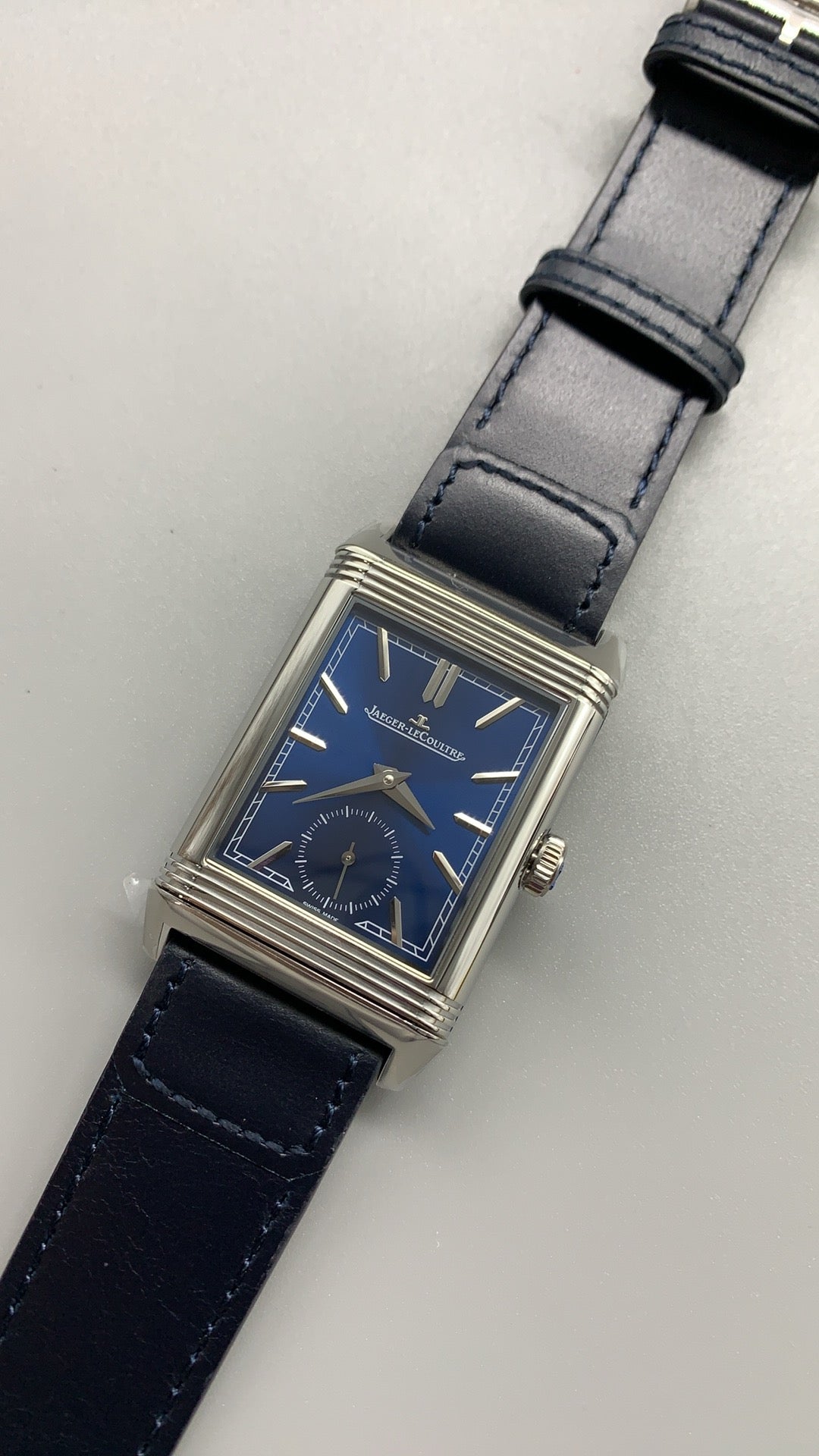 Jaeger-LeCoultre Reverso Classic Small Seconds | 45.6×27.4MM | ตัวเรือนสแตนเลสสตีล | กลไกไขลาน | หน้าปัดสีน้ำเงิน | สายหนังจระเข้สีน้ำเงิน | ฟังก์ชันวินาทีขนาดเล็ก