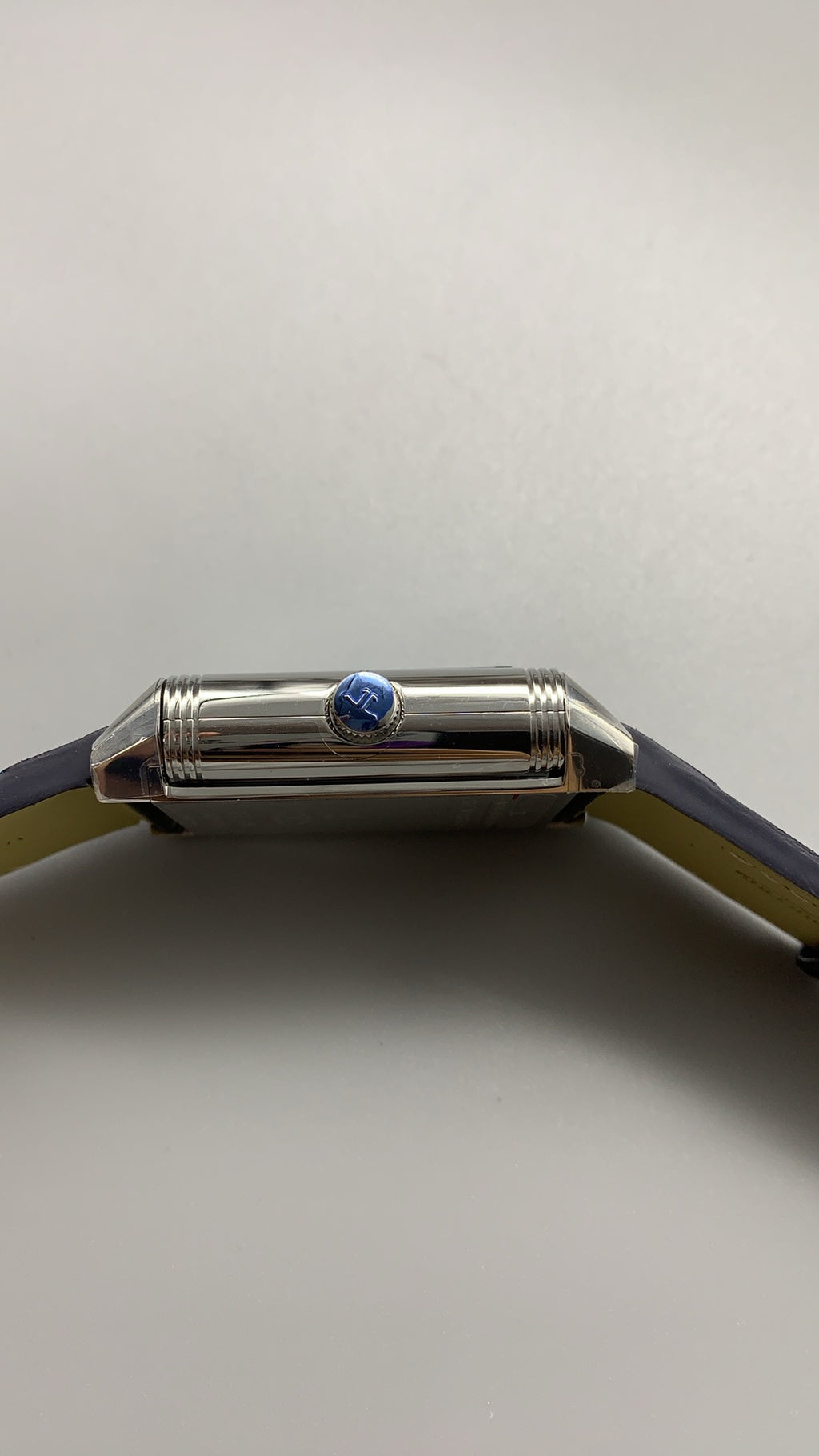 Jaeger-LeCoultre Reverso Classic Small Seconds | 45.6×27.4MM | ตัวเรือนสแตนเลสสตีล | กลไกไขลาน | หน้าปัดสีน้ำเงิน | สายหนังจระเข้สีน้ำเงิน | ฟังก์ชันวินาทีขนาดเล็ก