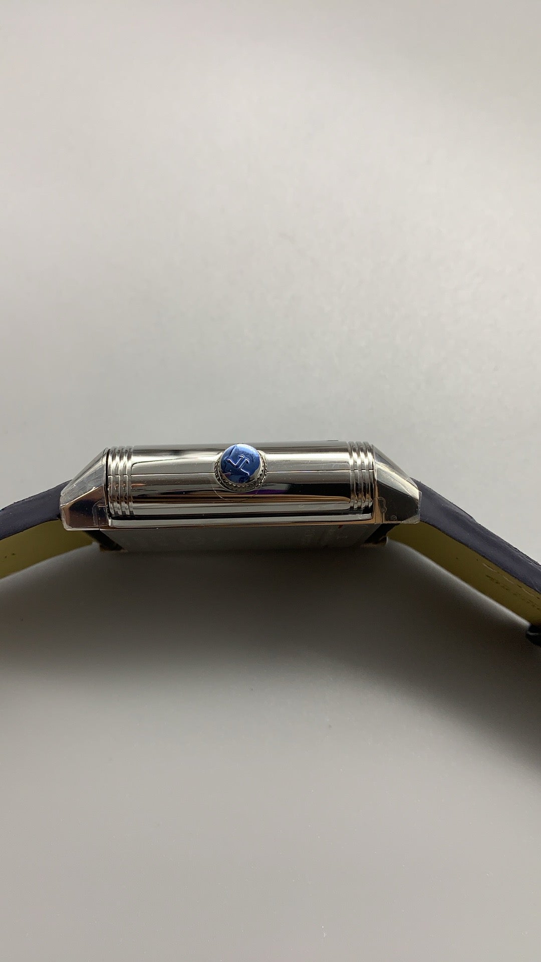 Jaeger-LeCoultre Reverso Classic Small Seconds | 45.6×27.4MM | ตัวเรือนสแตนเลสสตีล | กลไกไขลาน | หน้าปัดสีน้ำเงิน | สายหนังจระเข้สีน้ำเงิน | ฟังก์ชันวินาทีขนาดเล็ก